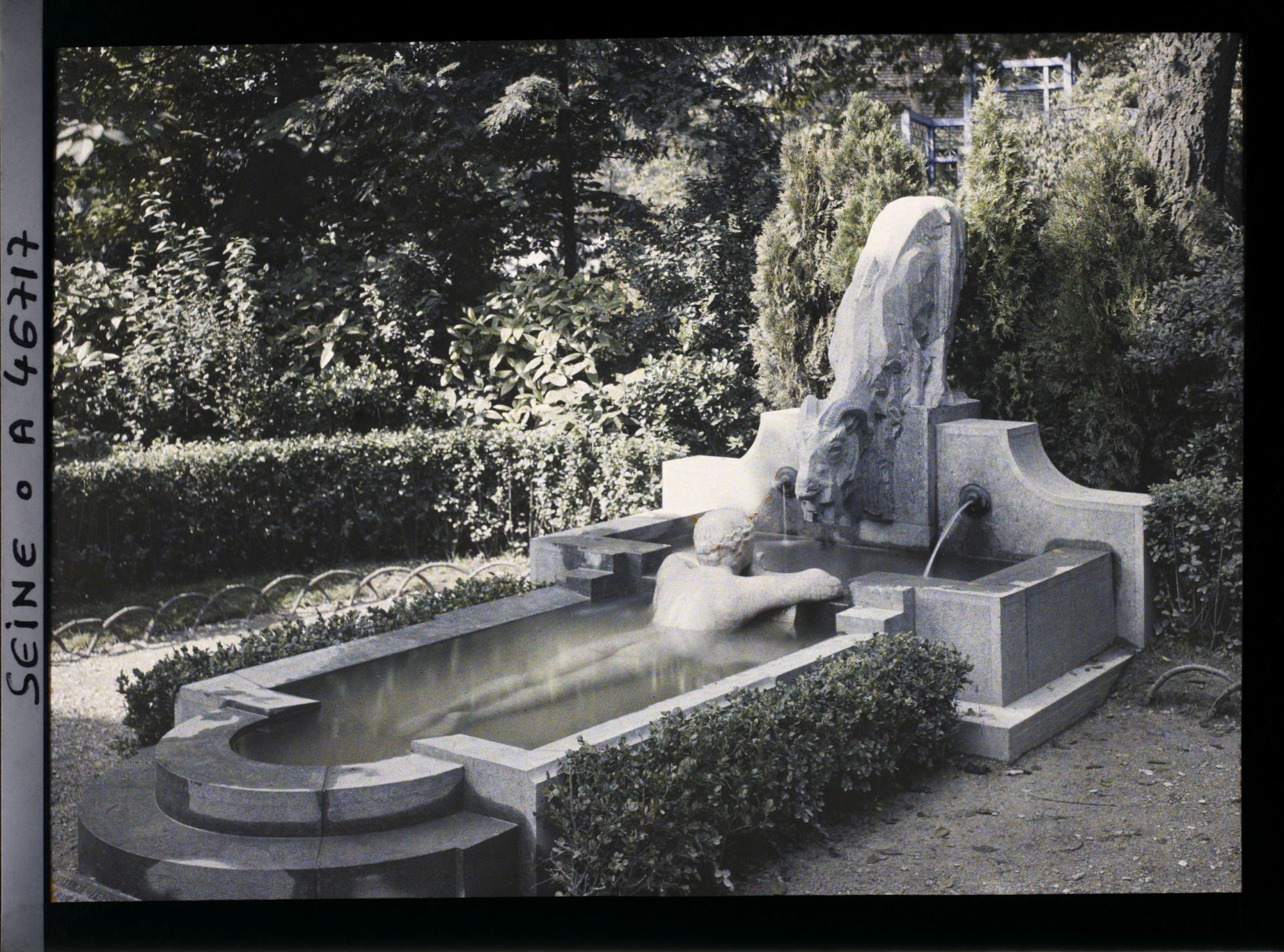 Image représentant L'exposition des arts décoratifs, la fontaine au bouc