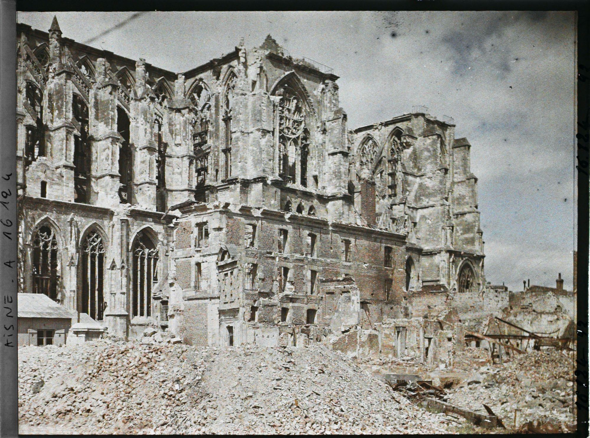 Image représentant France, St Quentin, L'Eglise St Quentin , vue prise de la rue des toiles