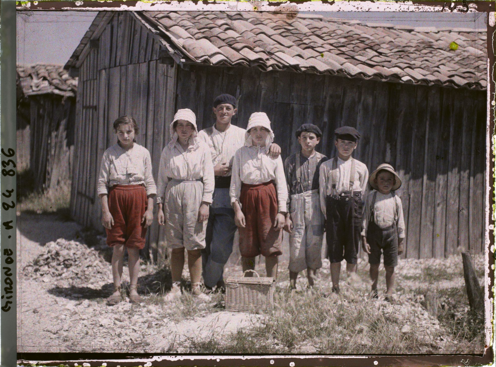 Image représentant Jeunes pêcheurs, filles et garçons