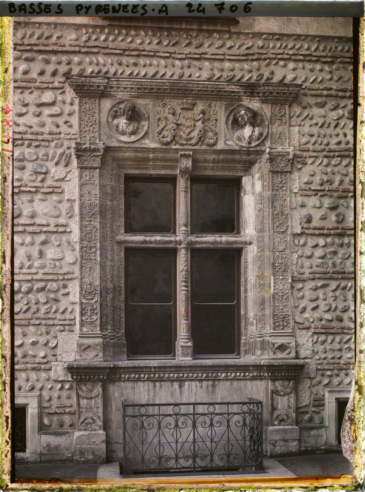 Image représentant France, Pau, Le Château Une fenêtre de la Cour d'Honneur
