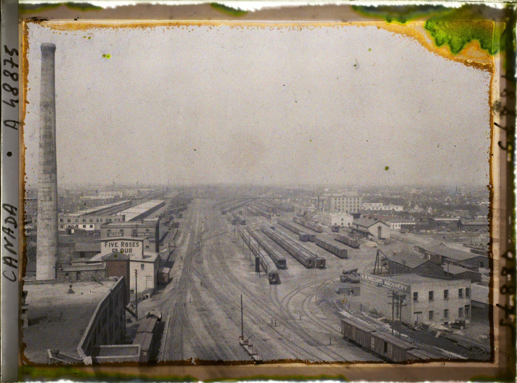Image représentant Canada, Winnipeg, Panorama de la Ville sur les tôles de Garage du C.P.R.- 70 voies 300 Kil.