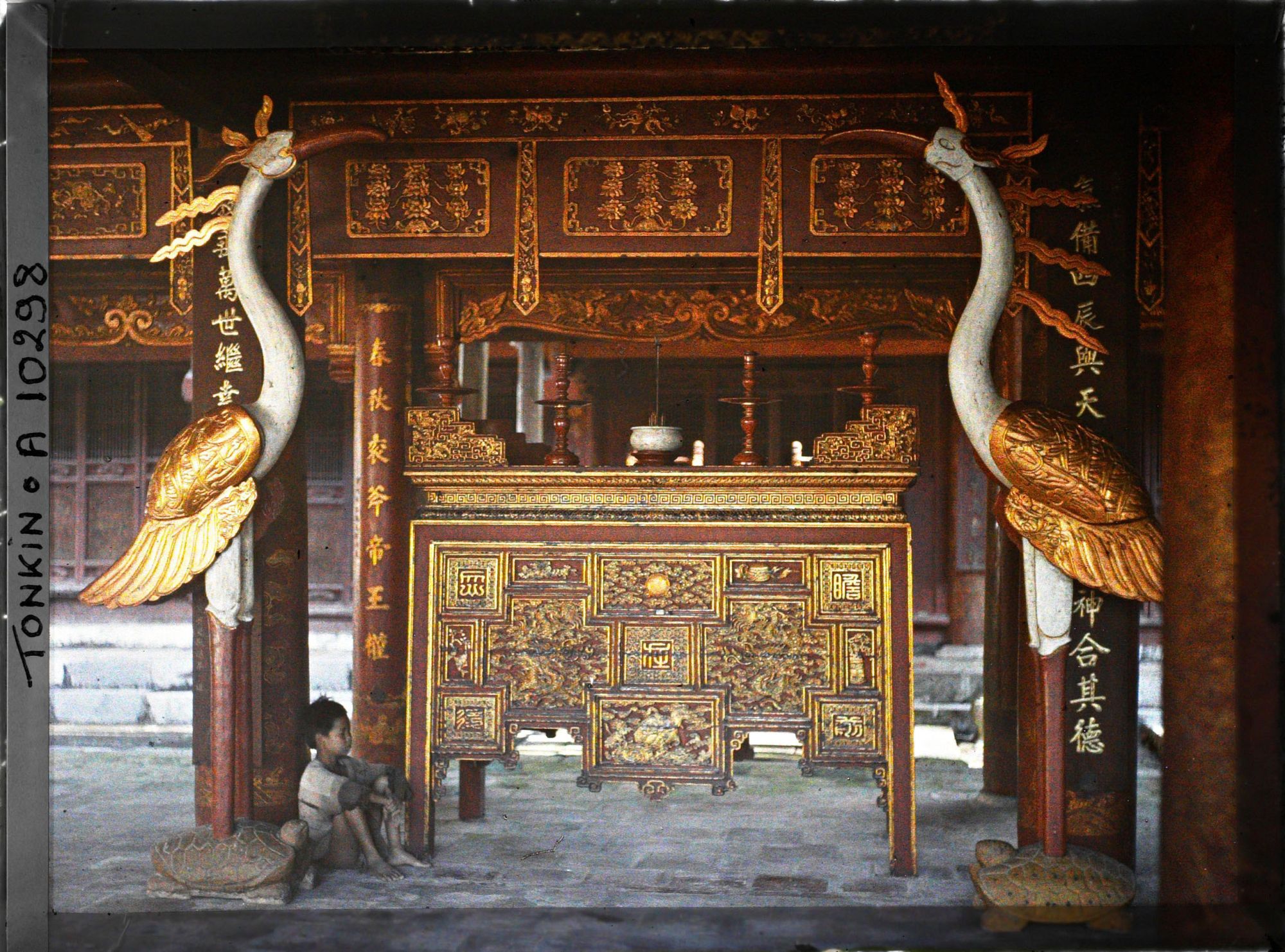 Image représentant L'autel du Van-Mieu, temple confucéen de la " Culture littéraire ", dans le quartier de la Citadelle (route de Sinh-tu)