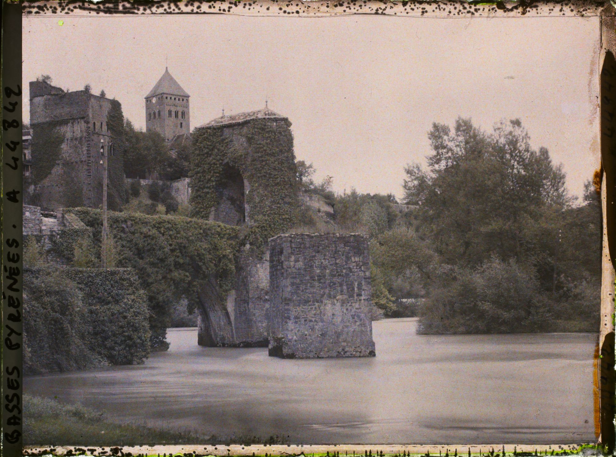 Image représentant France, Sauveterre de Béarn, Sauveterre vu des bords du Gave d'Oloron