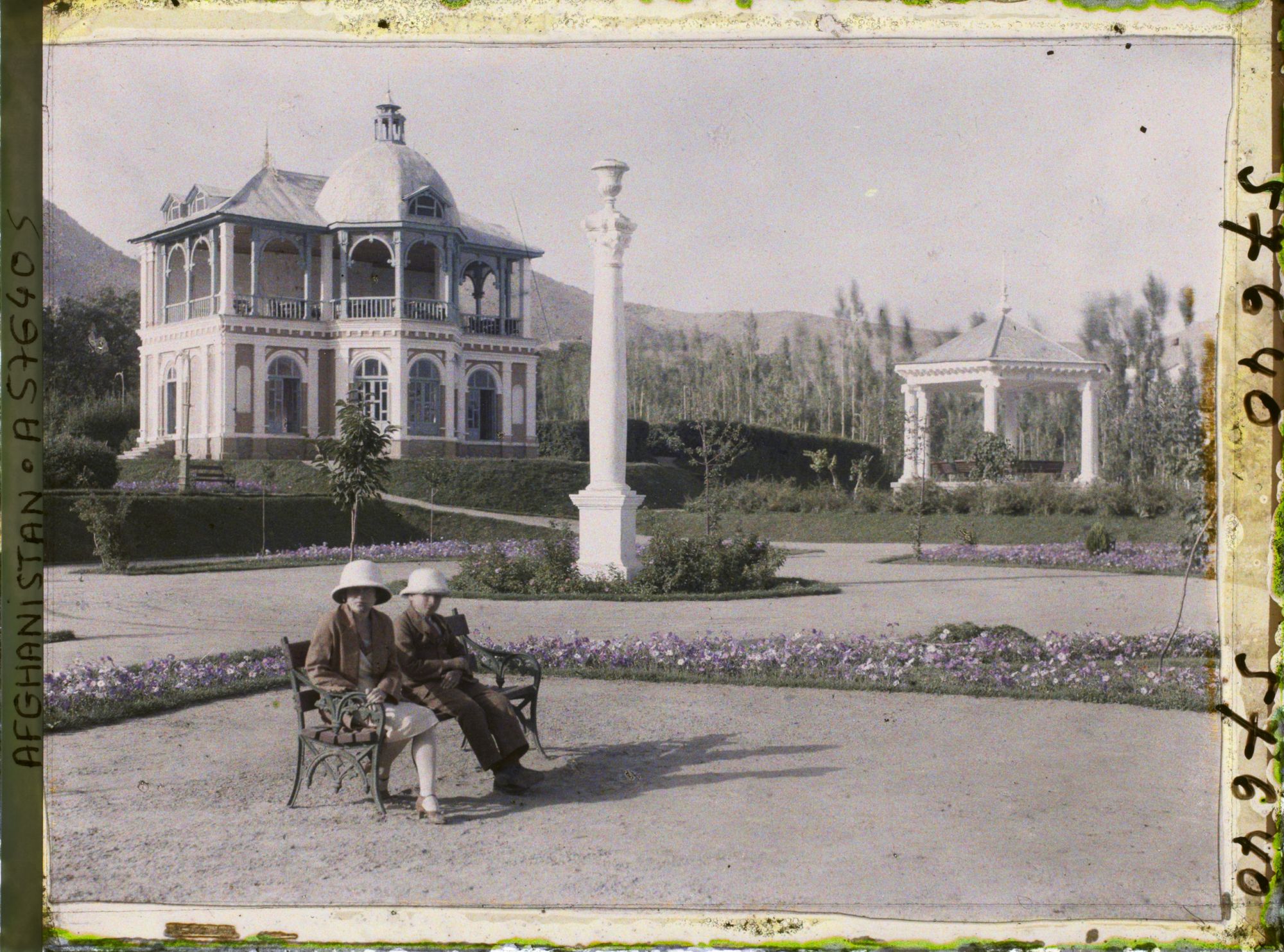 Image représentant Dans le Jardin public (Bâgh-e omumi), devant la maison de thé
