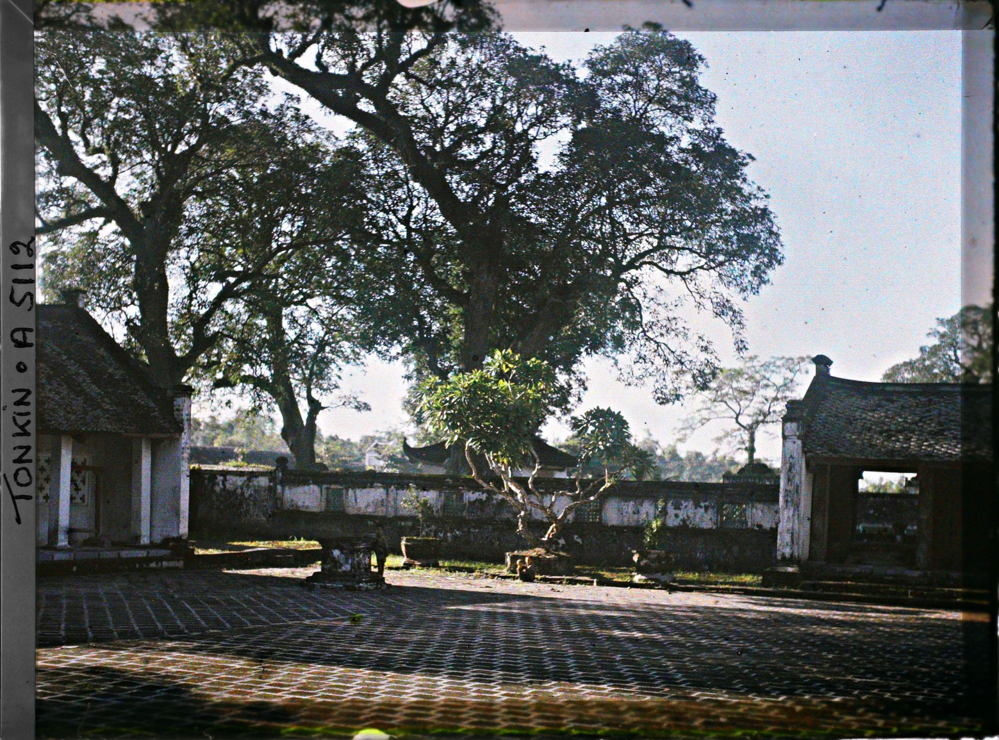 Image représentant L'angle sud-est de la quatrième cour de Van-mieu, temple confucéen de la " Culture littéraire ", dans le quartier de la Citadelle (route de Sinh-tu)