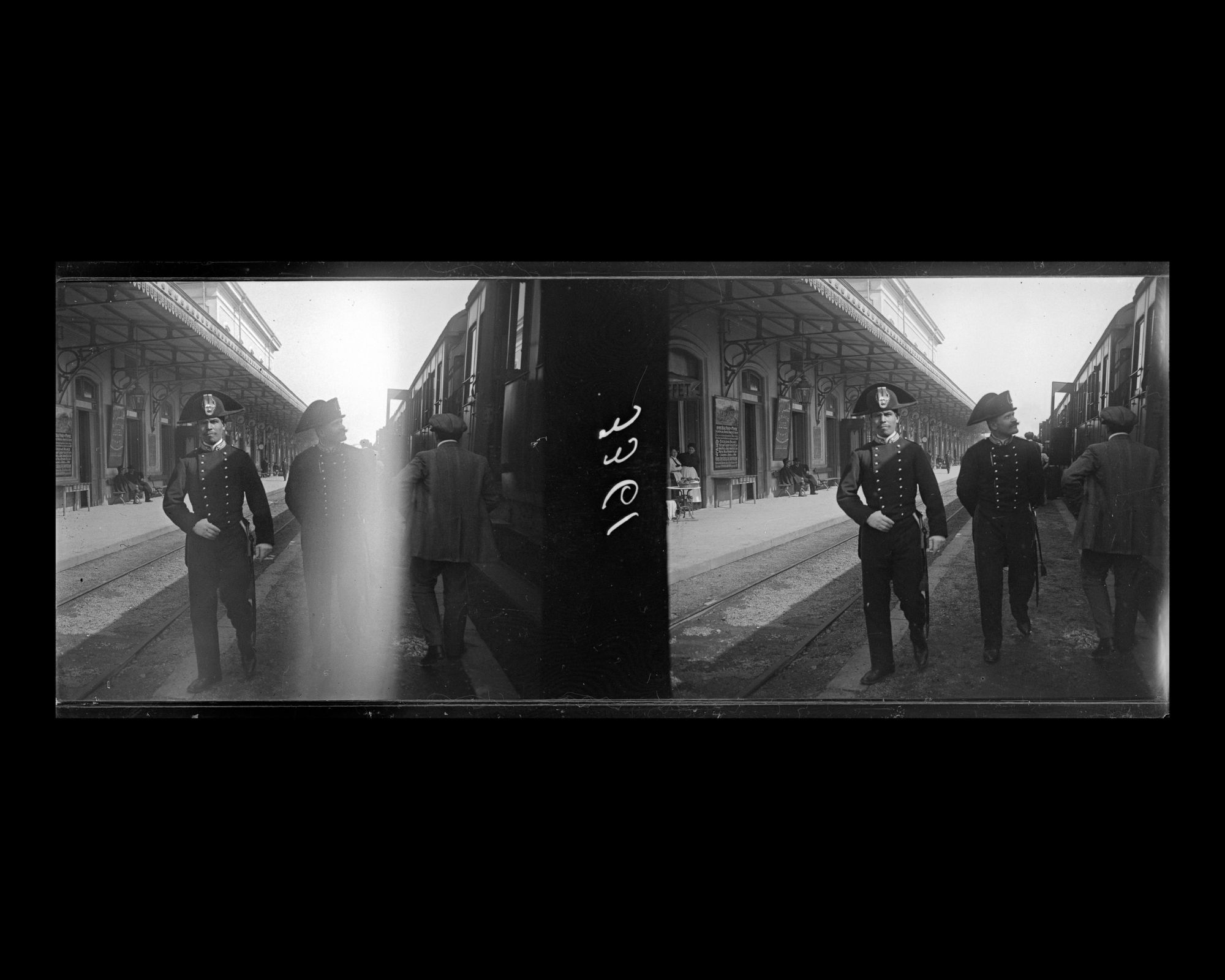 Image représentant Carabinieri sur le quai de la gare près du train à l'arrêt