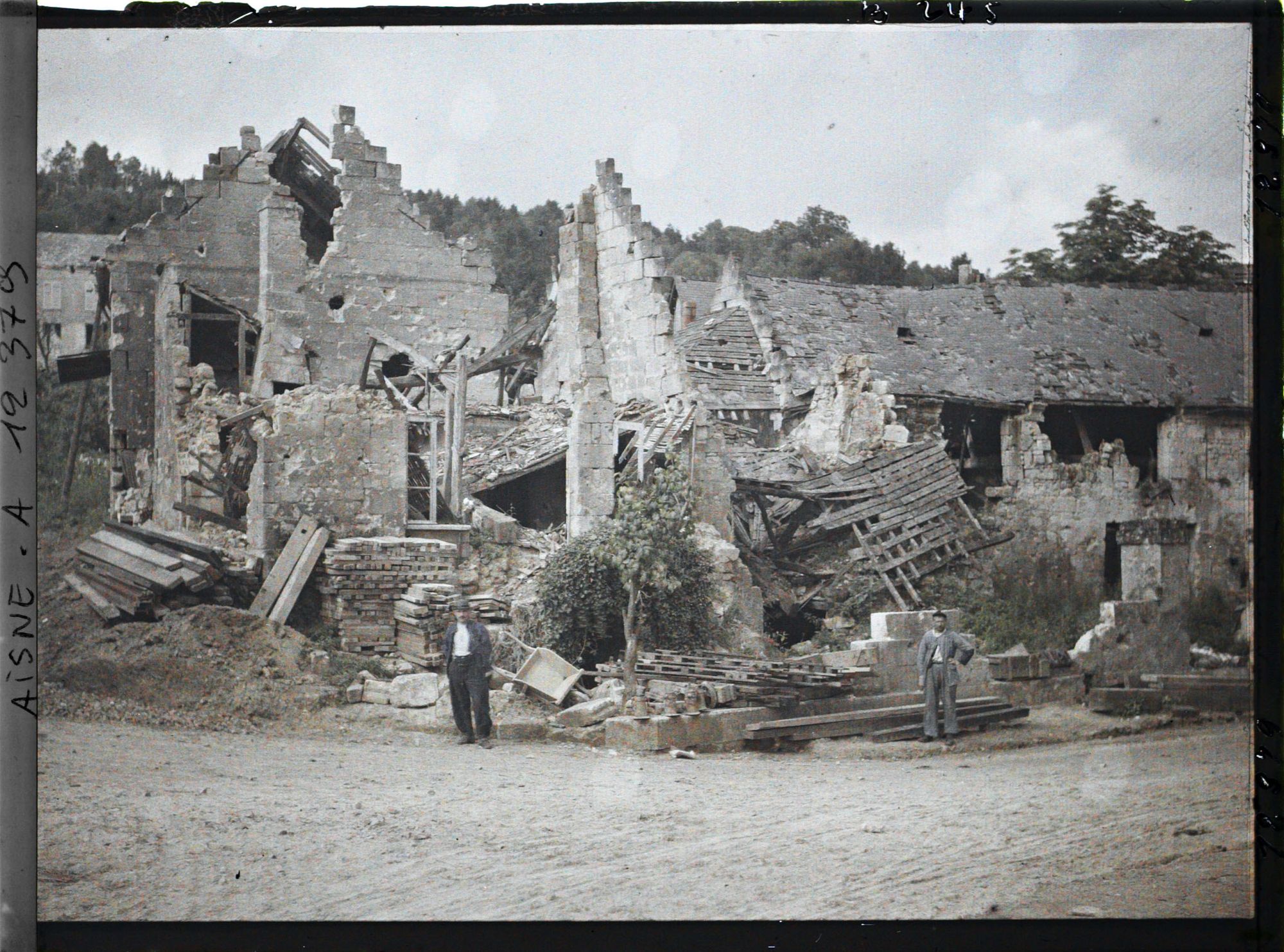 Image représentant Deux hommes devant des maisons détruites