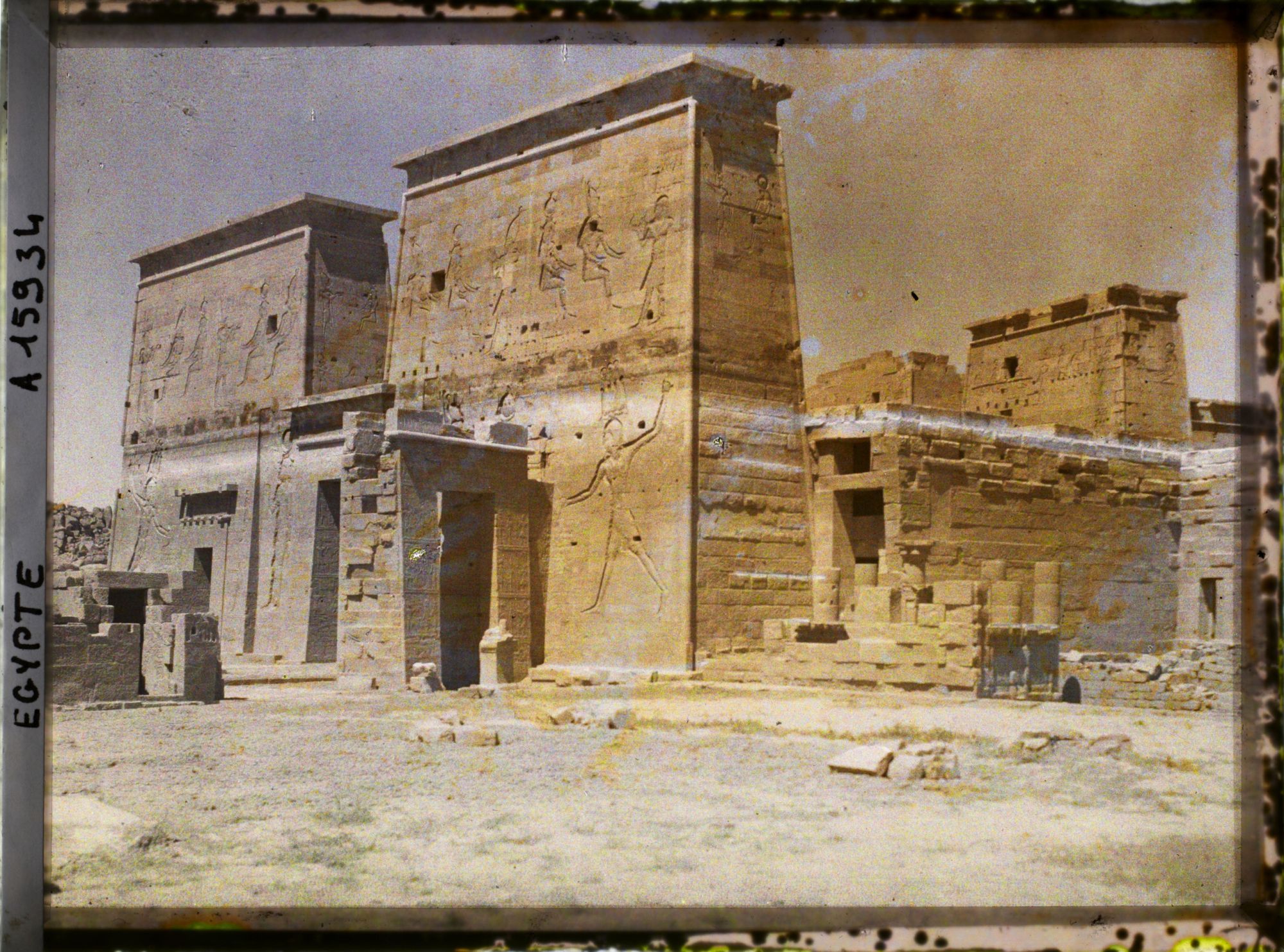 Image représentant Pylône d'entrée du temple d'Isis