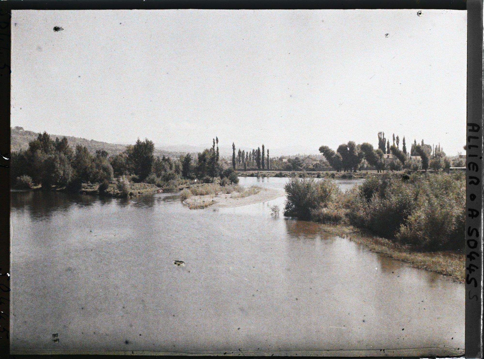 Image représentant L'Allier, vue prise du pont vers l'amont, au fond les collines d'Abrest