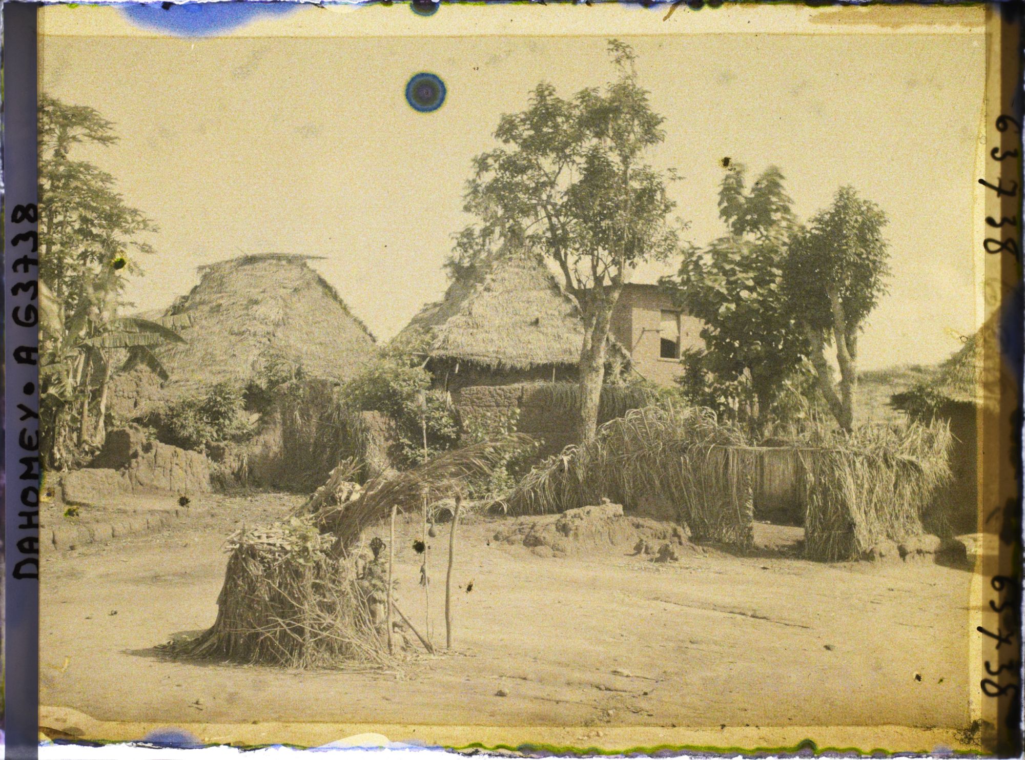 Image représentant Autel de fétiche sur une place de la ville indigène