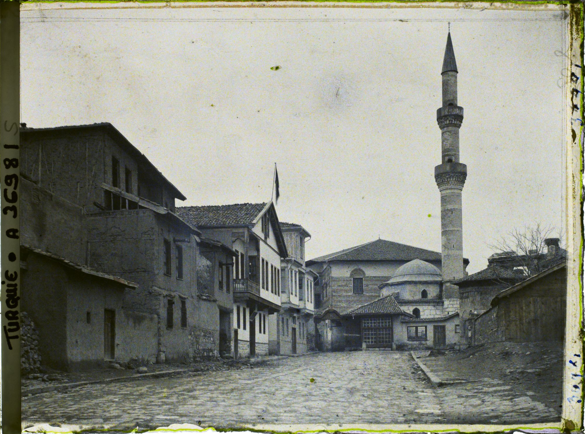 Image représentant Une rue aboutissant à la mosquée Haci Bayram. A gauche, surmontée d'un drapeau, la maison abritant l'ambassade afghane