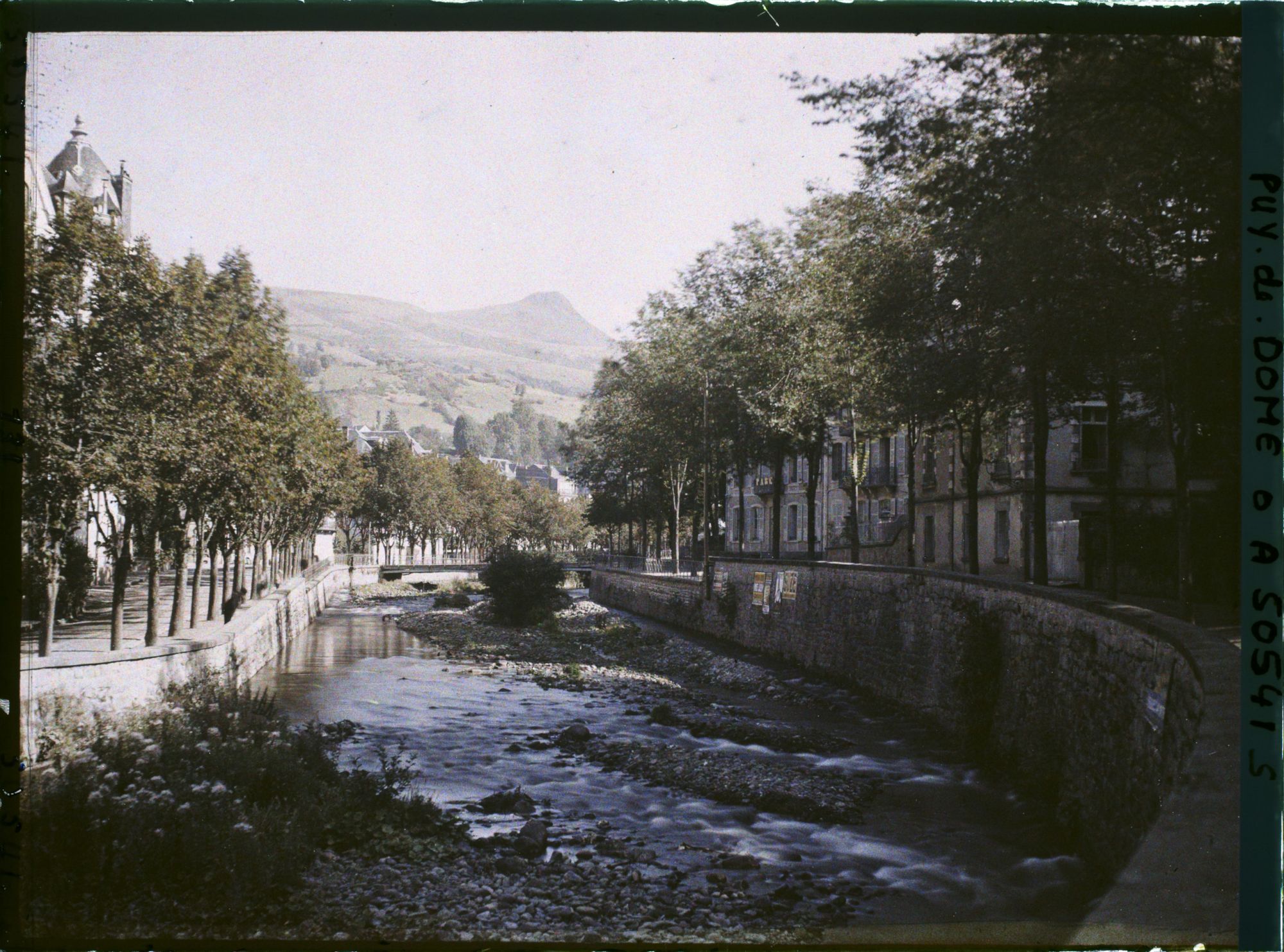Image représentant France, La Bourboule, Les bords de la Dordogne - vers l'amont