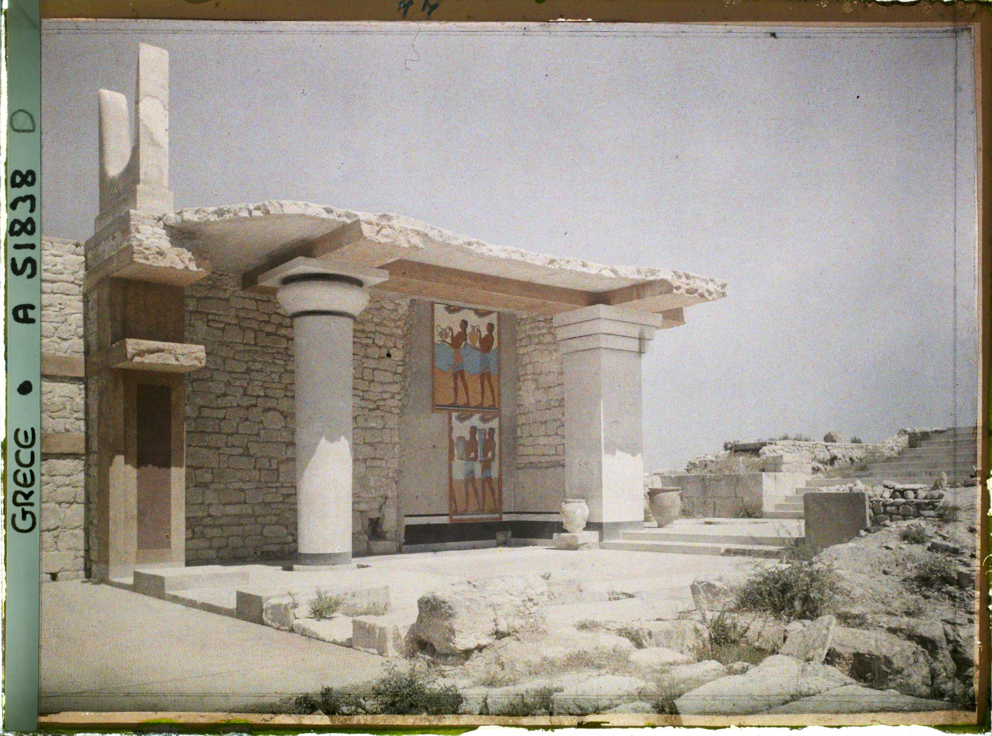 Image représentant Les Propylées sud du Palais, avec la fresque des porteurs d'offrandes