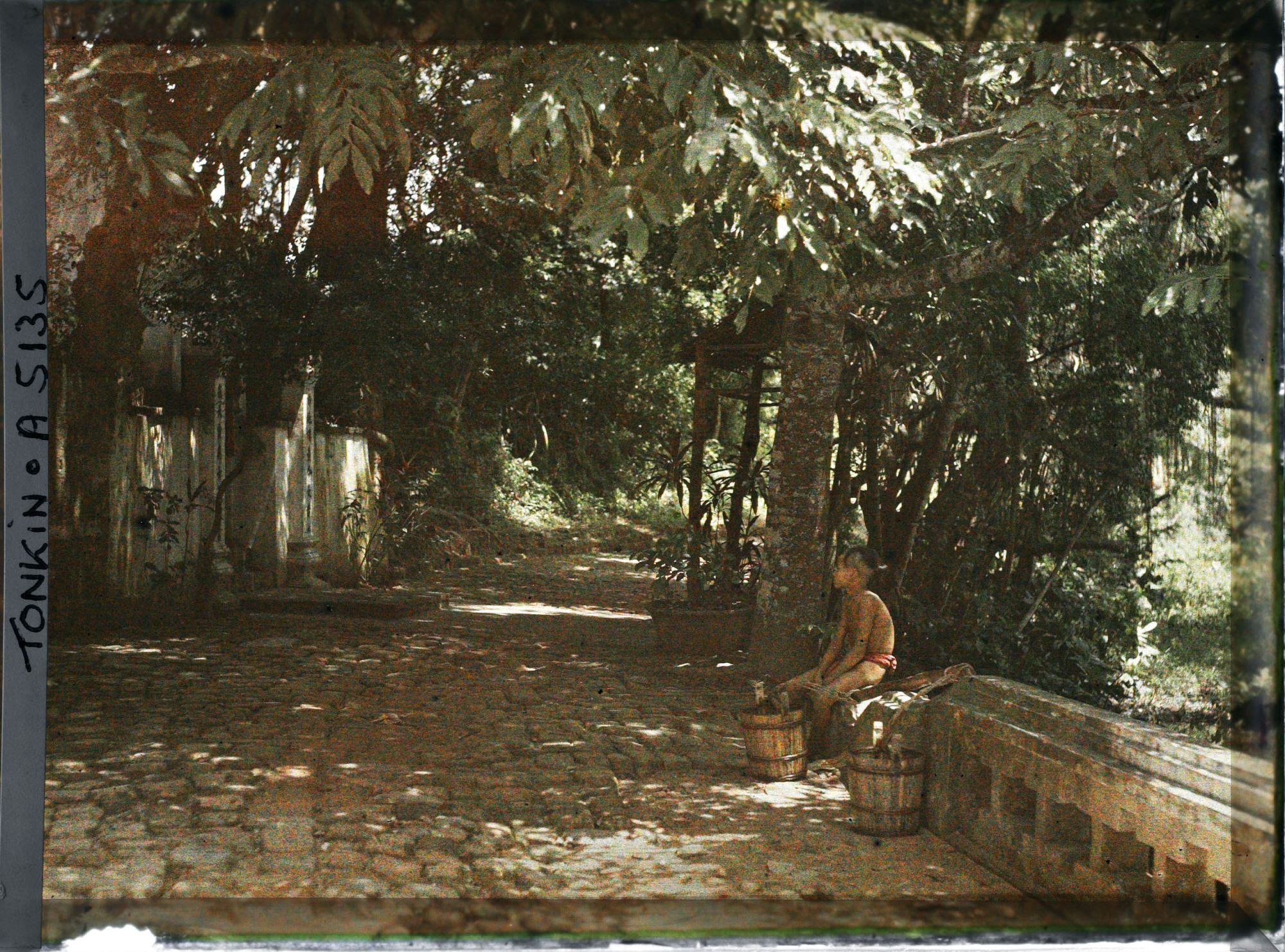 Image représentant La cour intérieure du temple de Linh-lang, à droite, sa palanche à ses pieds, un enfant assis au bord du bassin