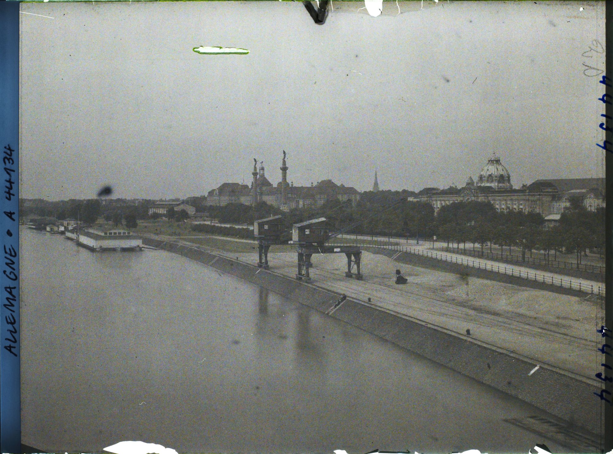 Image représentant Allemagne, Düsseldorf, Le Rhin vers Palais des Expositions et la Préfecture