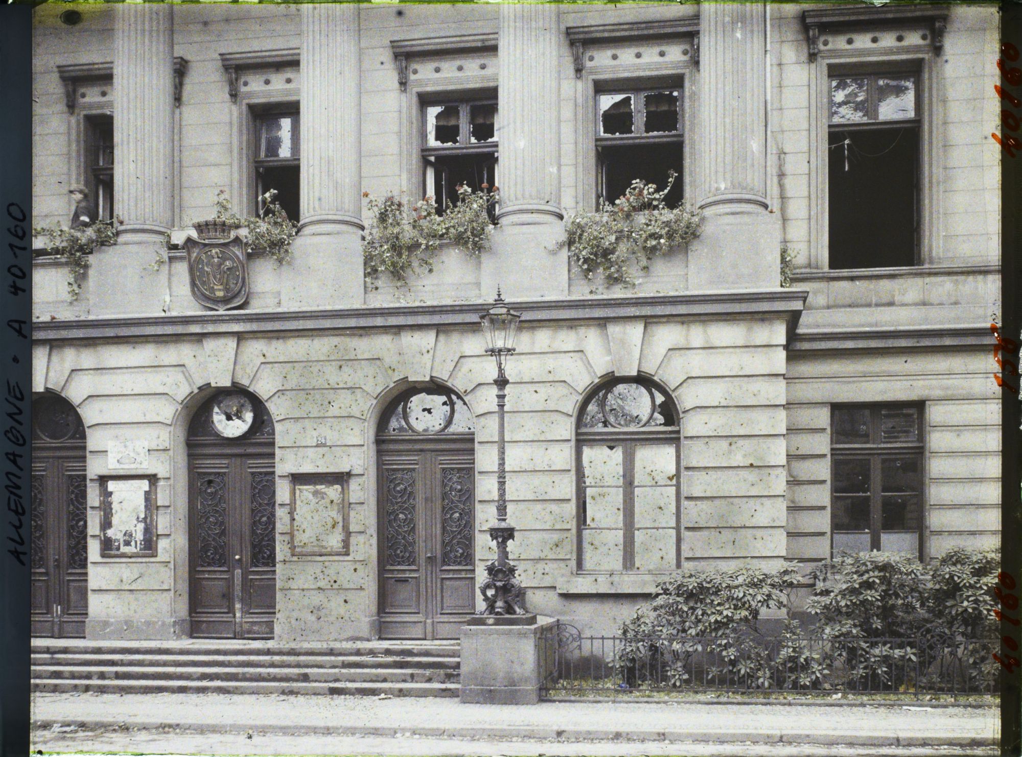Image représentant Prusse, Crefeld, Façade déchiquetée de l'Hôtel de Ville, par les balles