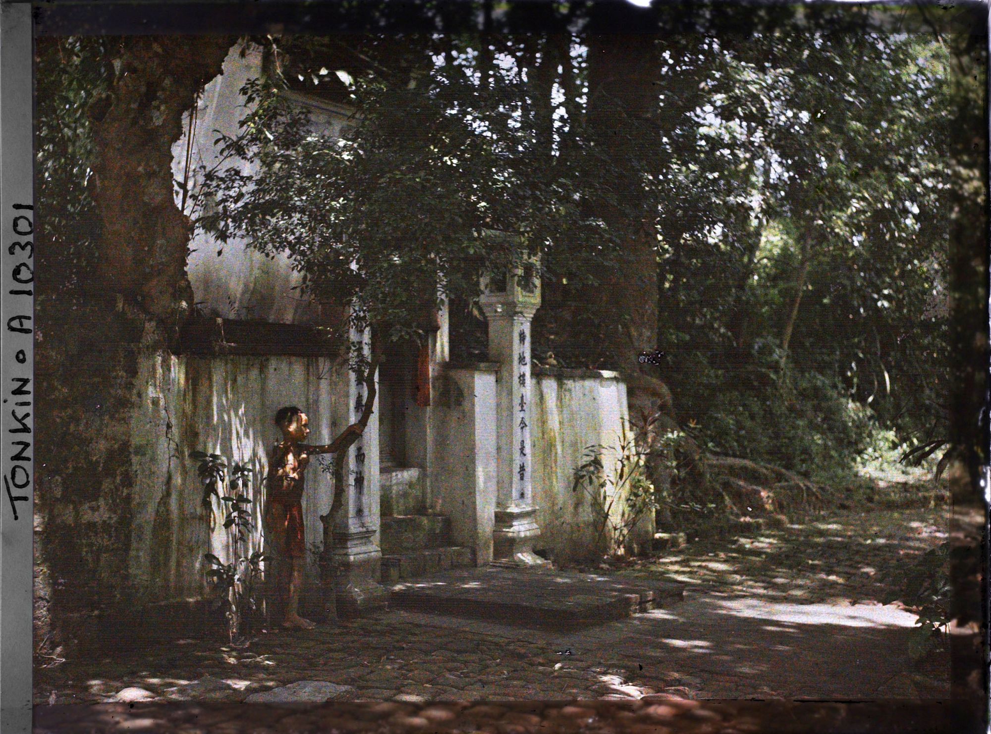 Image représentant Une partie de la cour intérieure du temple de Linh-lang, où se tient un enfant