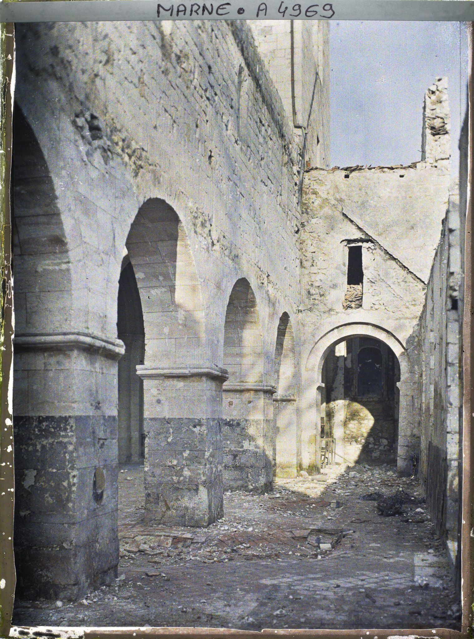 Image représentant L'église Saint-Denis après les bombardements du 7 février