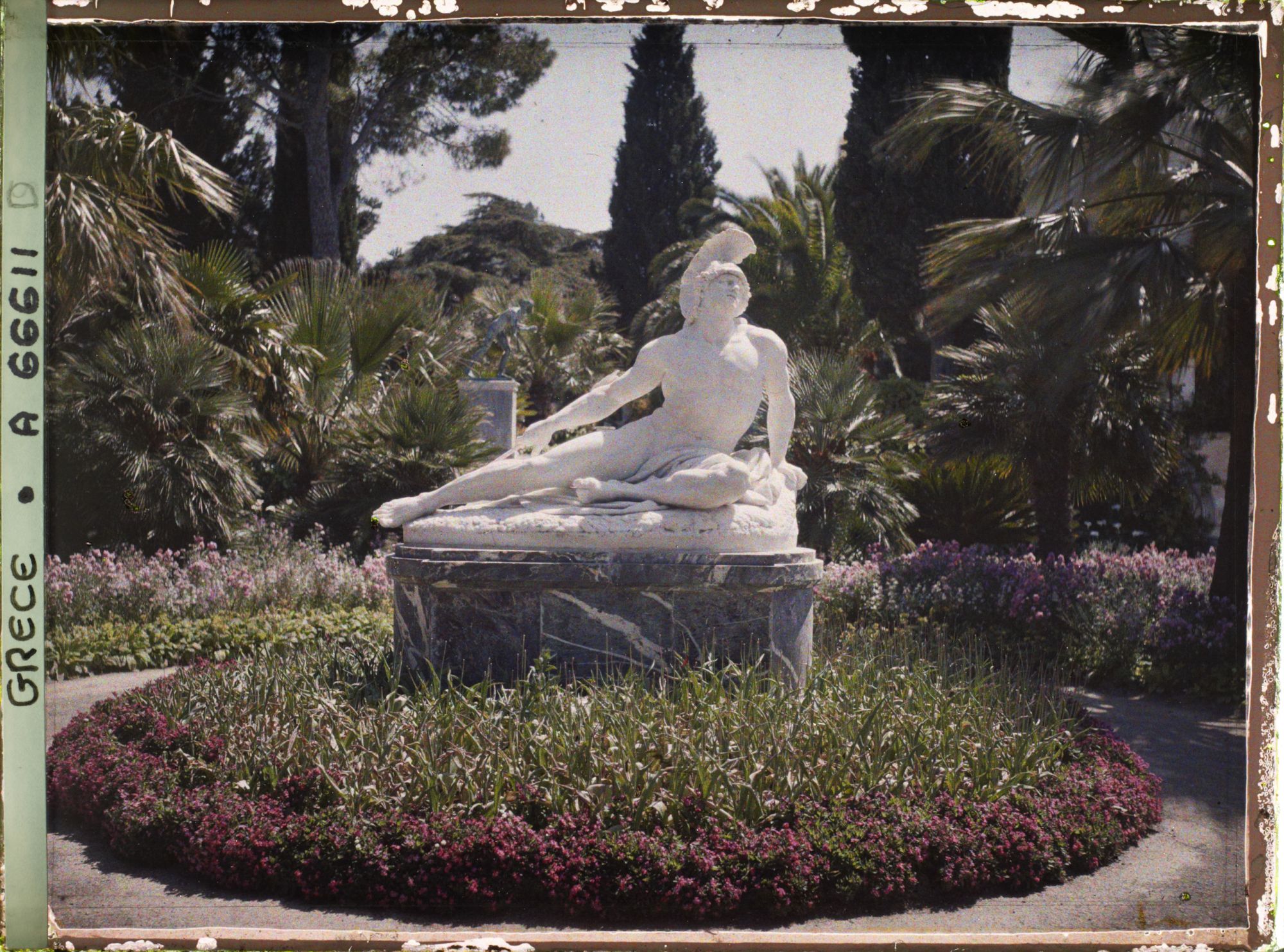 Image représentant L'Achilleion - Dans le Parc, une statue