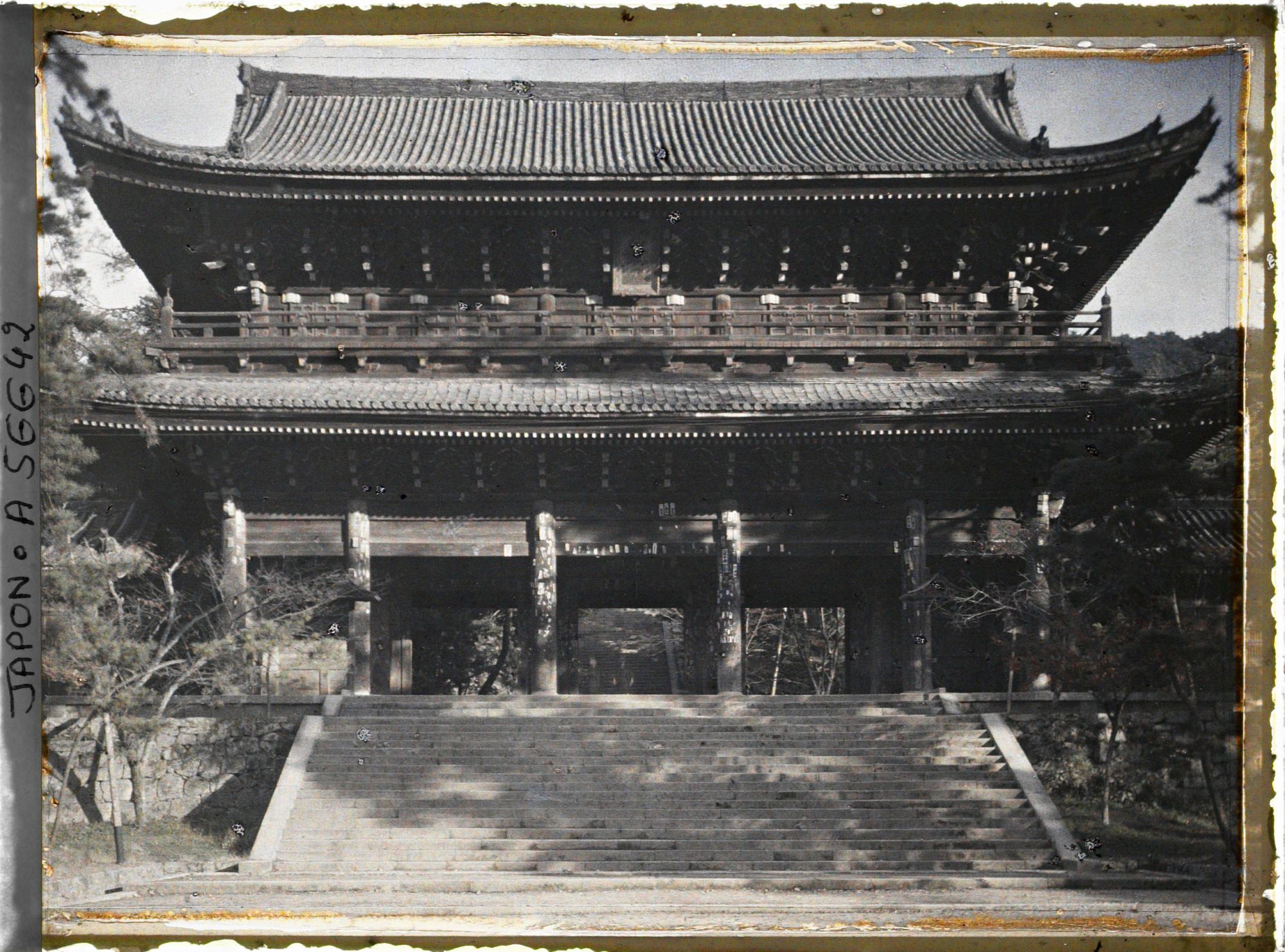 Image représentant Vue de l'extérieur de la Sanmon (porte monumentale à deux niveaux) du temple Chion-in
