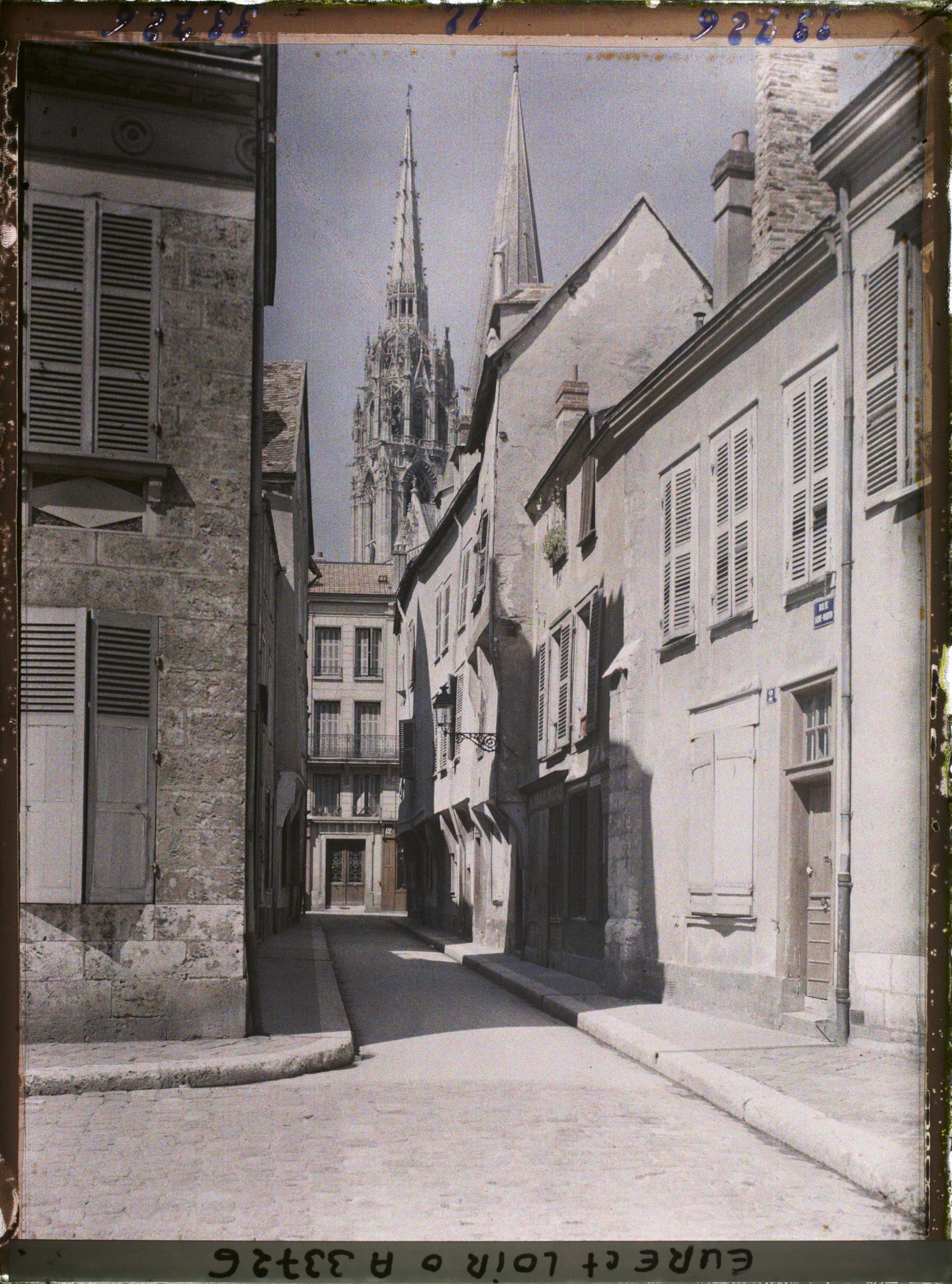 Image représentant La cathédrale vue depuis le 2 de la rue Saint-Martin