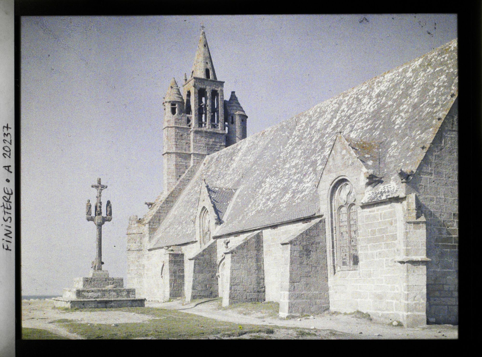 Image représentant La chapelle Notre-Dame-de-la-Joie et calvaire attenant