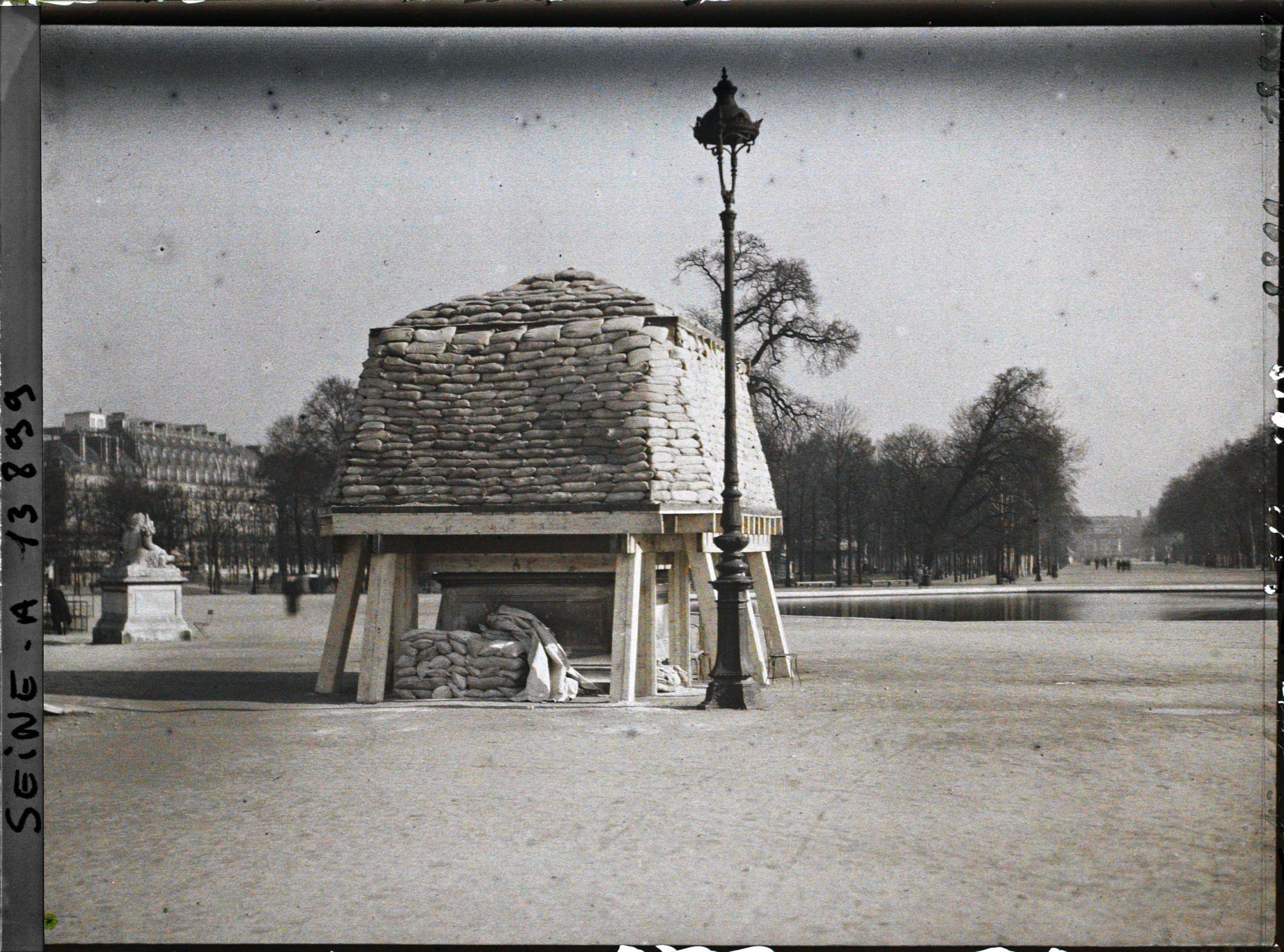 Image représentant Groupe sculpté La Seine et la Marne (sculpture de Nicolas Coustou, mise en place en 1722), protégée contre les bombardements au jardin des Tuileries