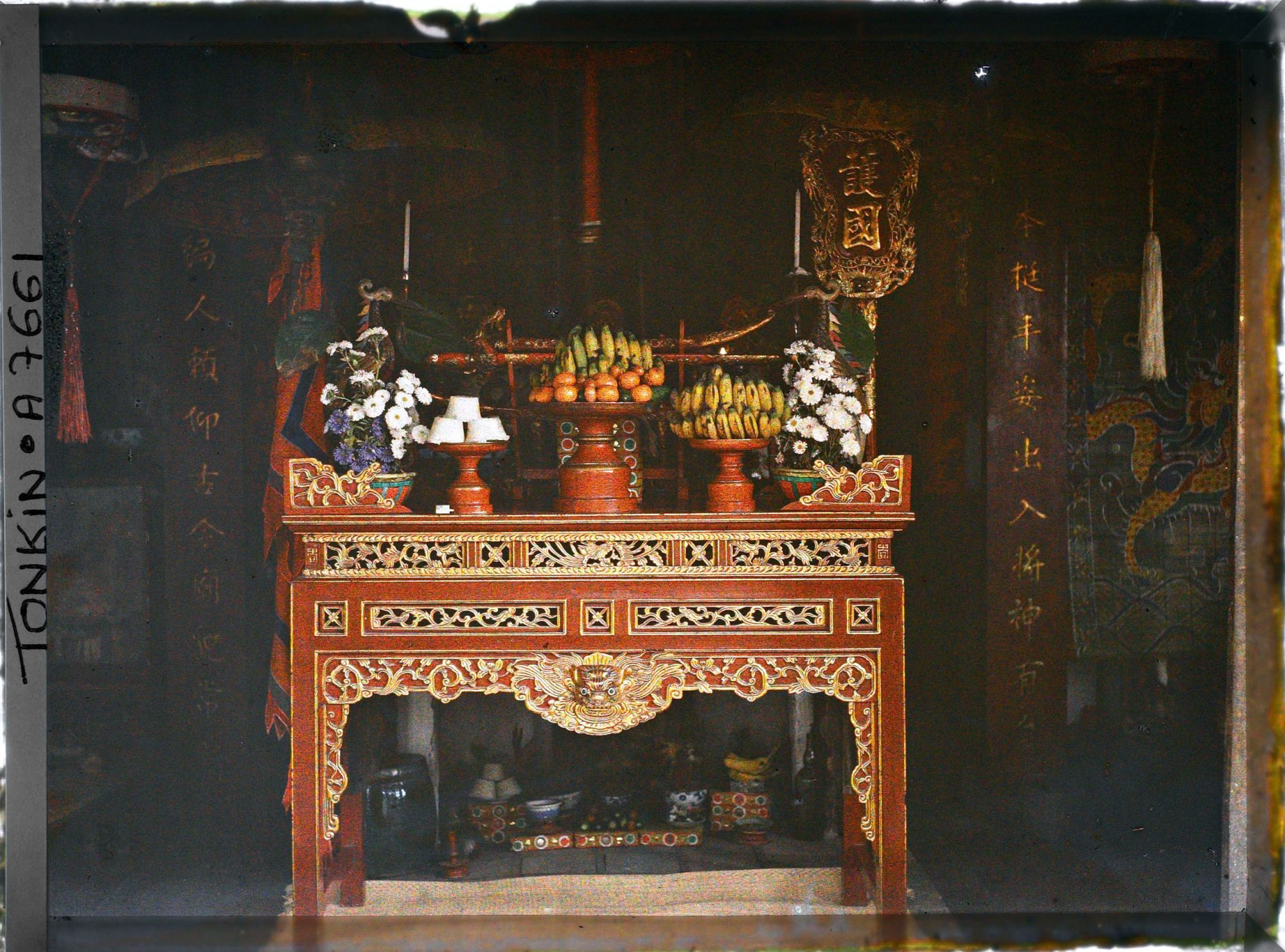 Image représentant Un autel dédié au culte des Trois Mondes, chargé d'offrandes dans un petit temple