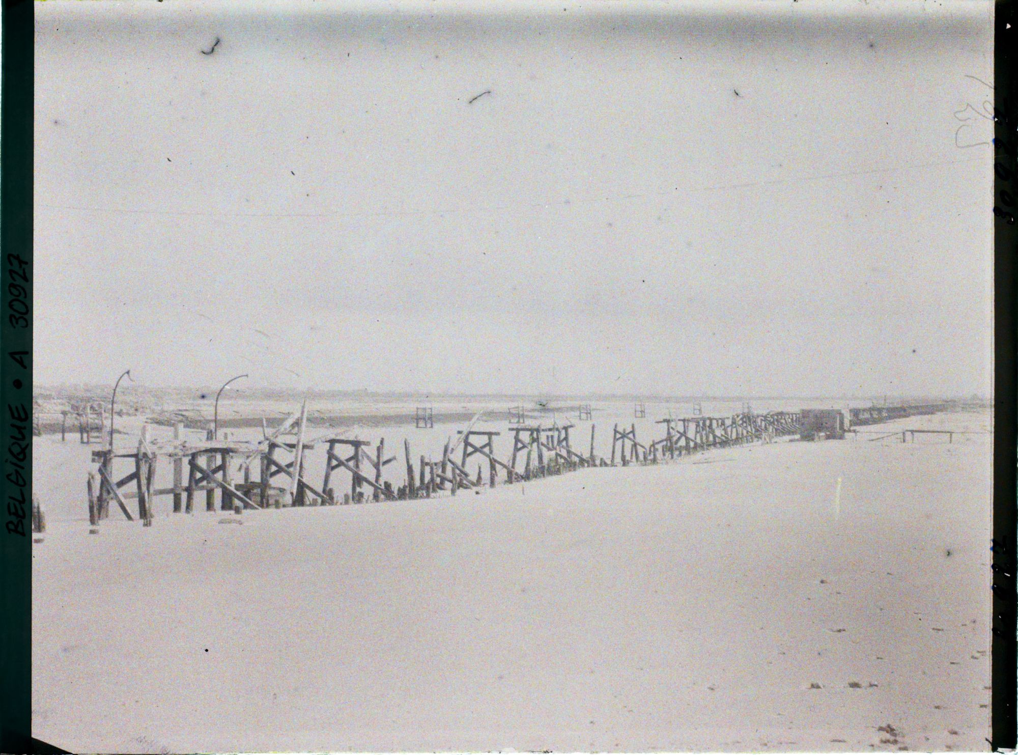 Image représentant Belgique, Nieuport les Bains, L'Estacade rive gauche  vers Nieuport ville