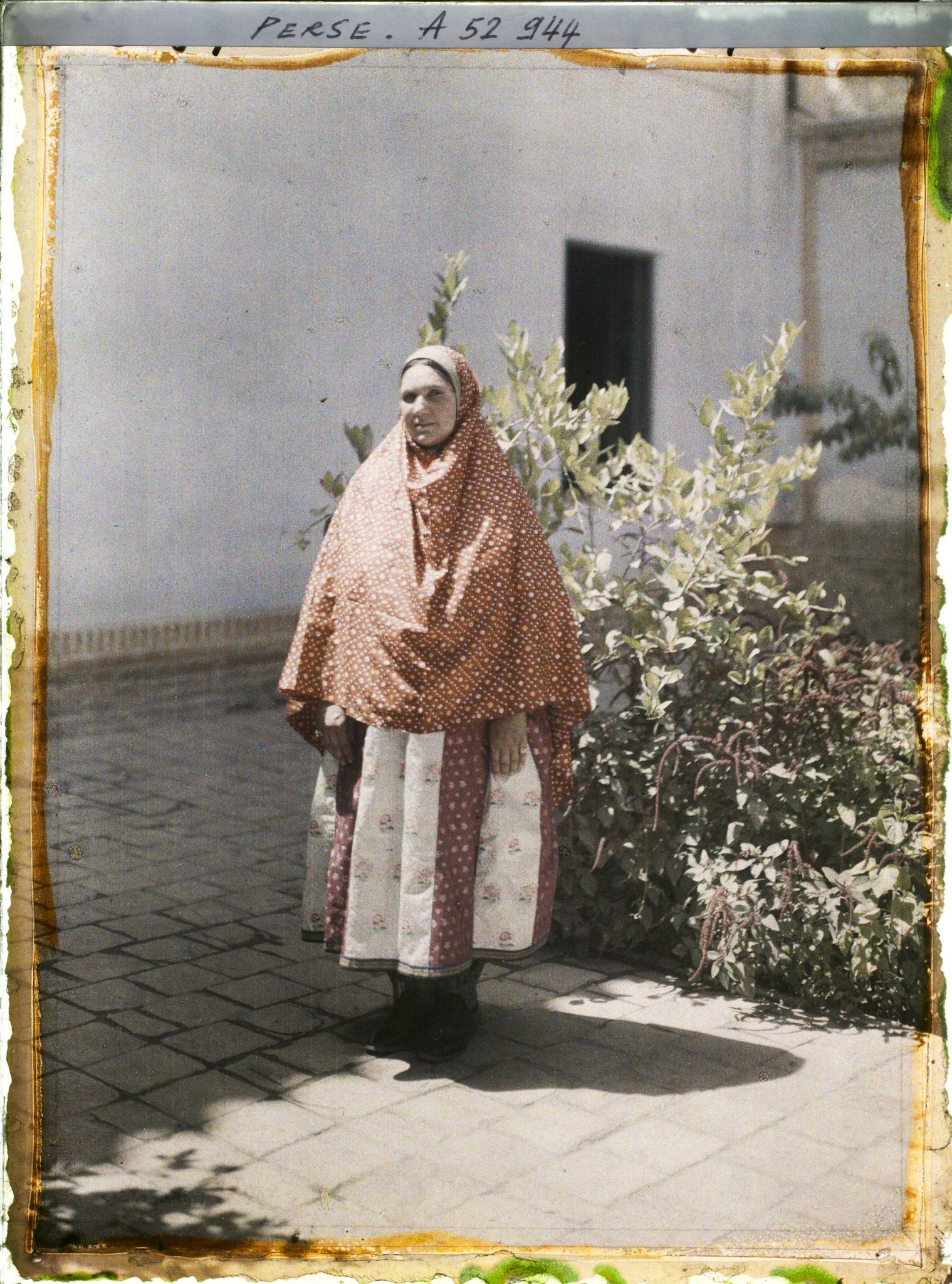 Image représentant Femme guèbre en costume (moderne ?)