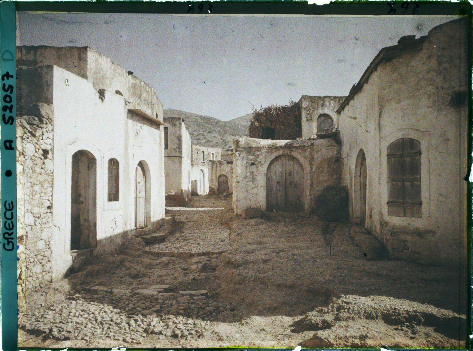 Image représentant Une rue du village actuel bordée de maisons blanches
