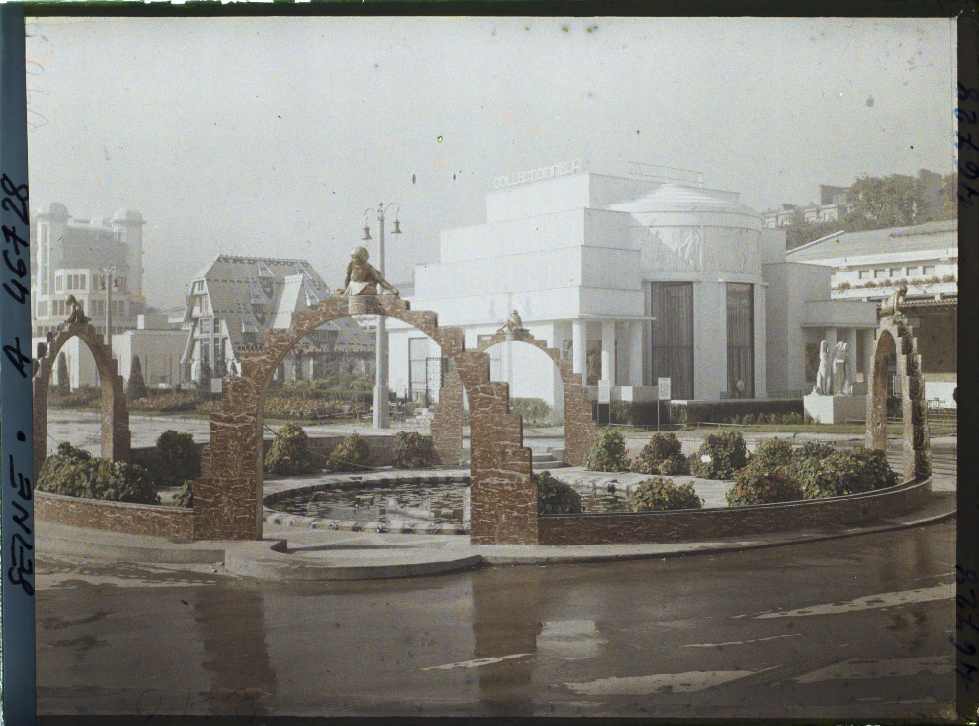 Image représentant L'Exposition des arts décoratifs, Jardin des Nymphéas de Laprade et Pavillon de Ruhlmann, dit du Collectionneur