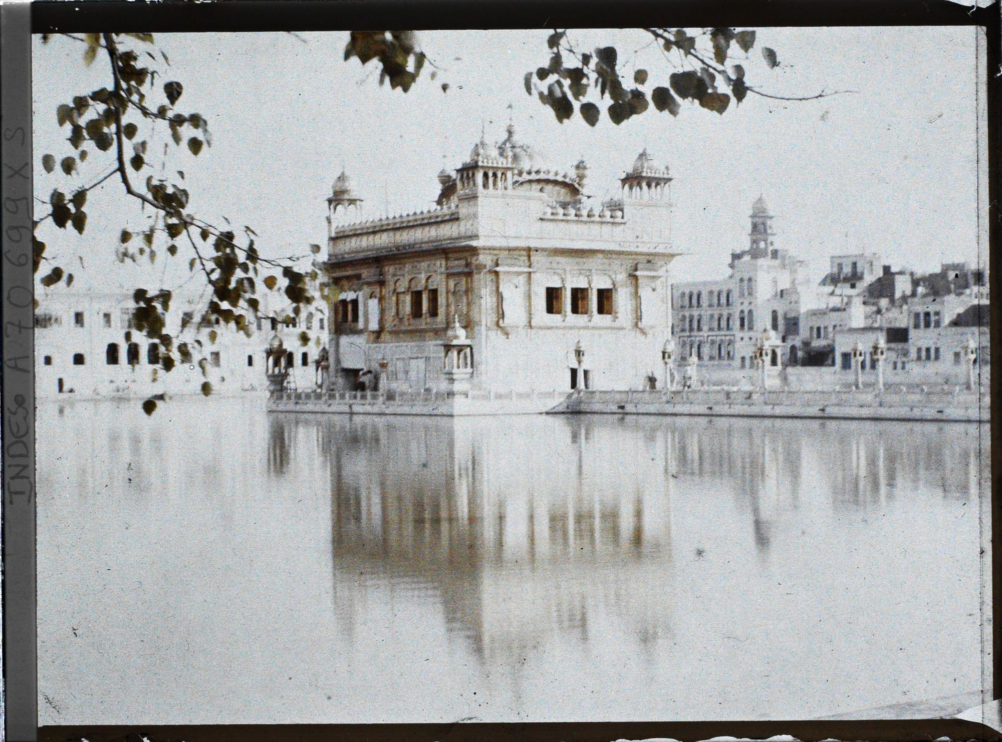 Image représentant Le temple d'or se reflétant dans le lac de l'Immortalité (Amrita Sagar)