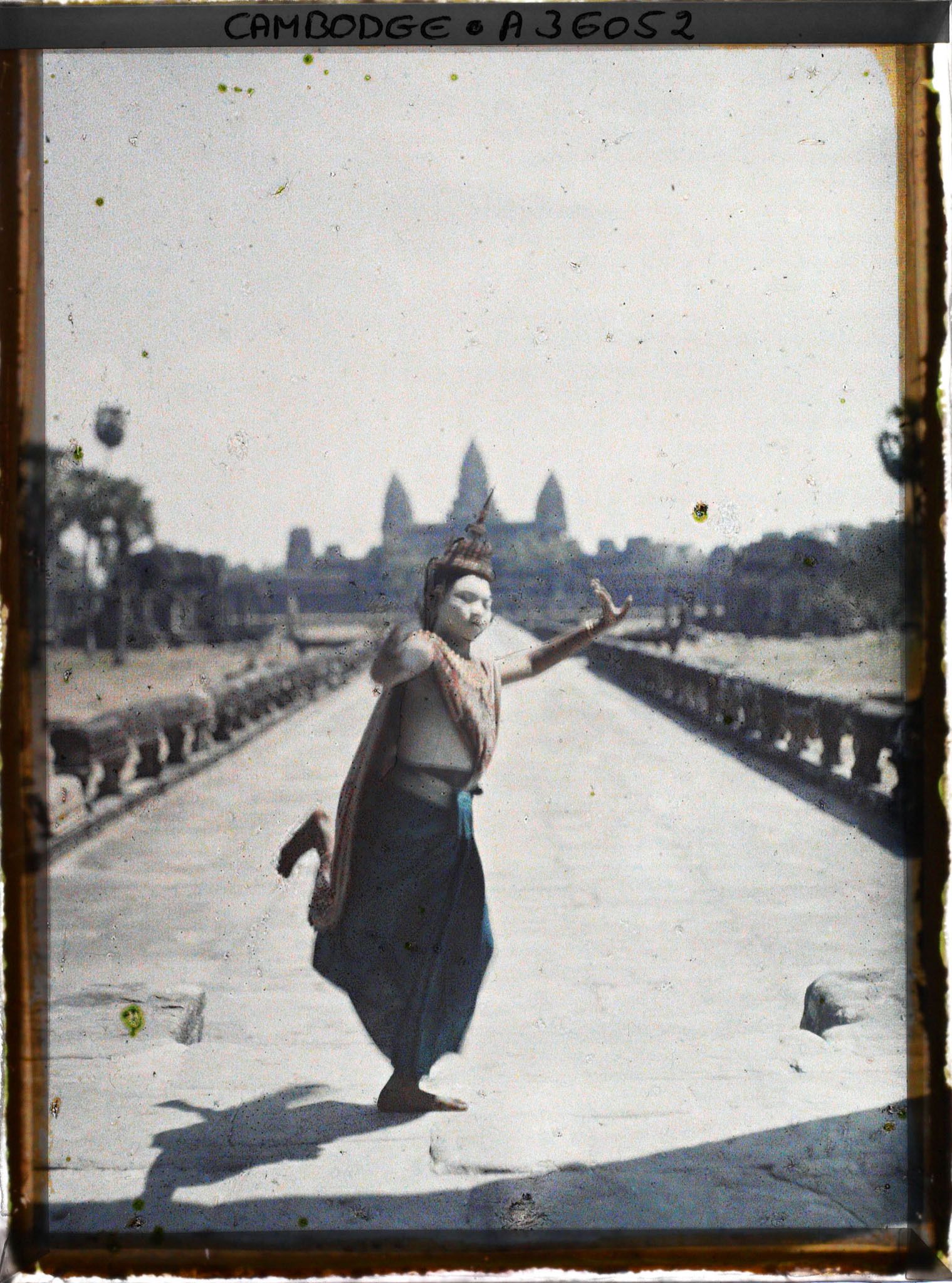 Image représentant Une danseuse évoluant à l'entrée de la " grande chaussée " reliant le gopura central de l'enceinte extérieure au premier niveau du sanctuaire-montagne