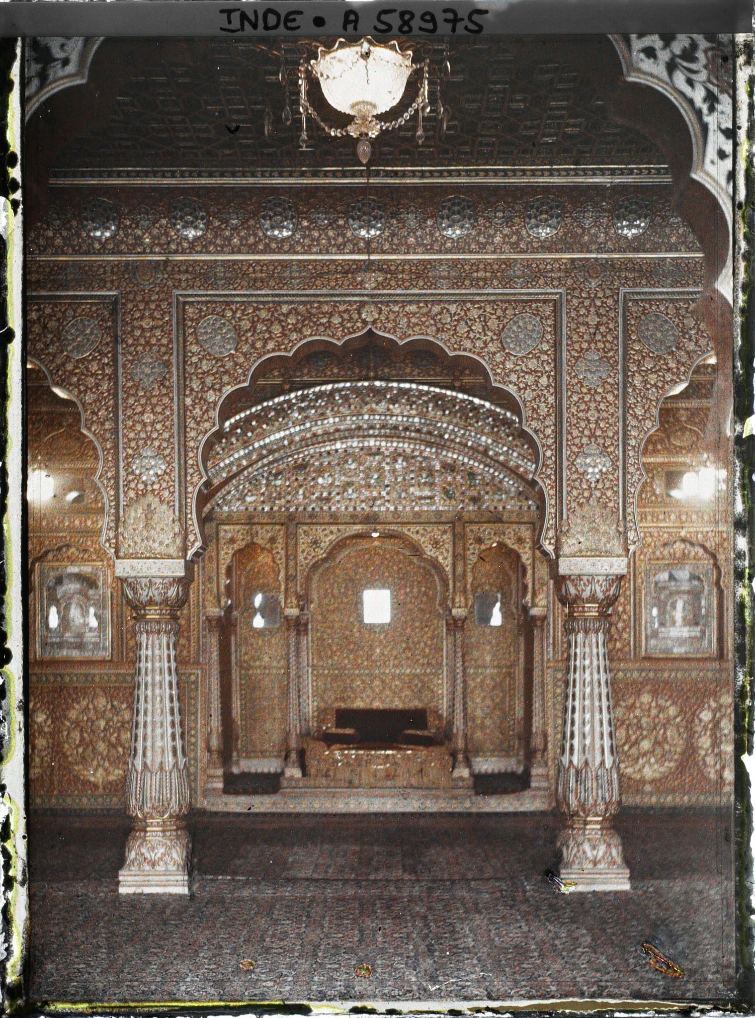 Image représentant La salle du trône dans l'Anup Mahal ("Palais sans pareil") dans le fort Junagarh