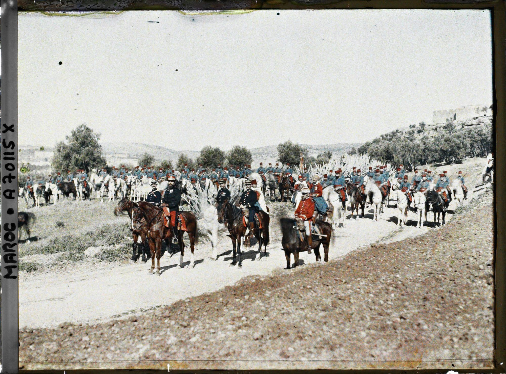 Image représentant Le général Gouraud entouré de son état-major et de deux escadrons de cavalerie