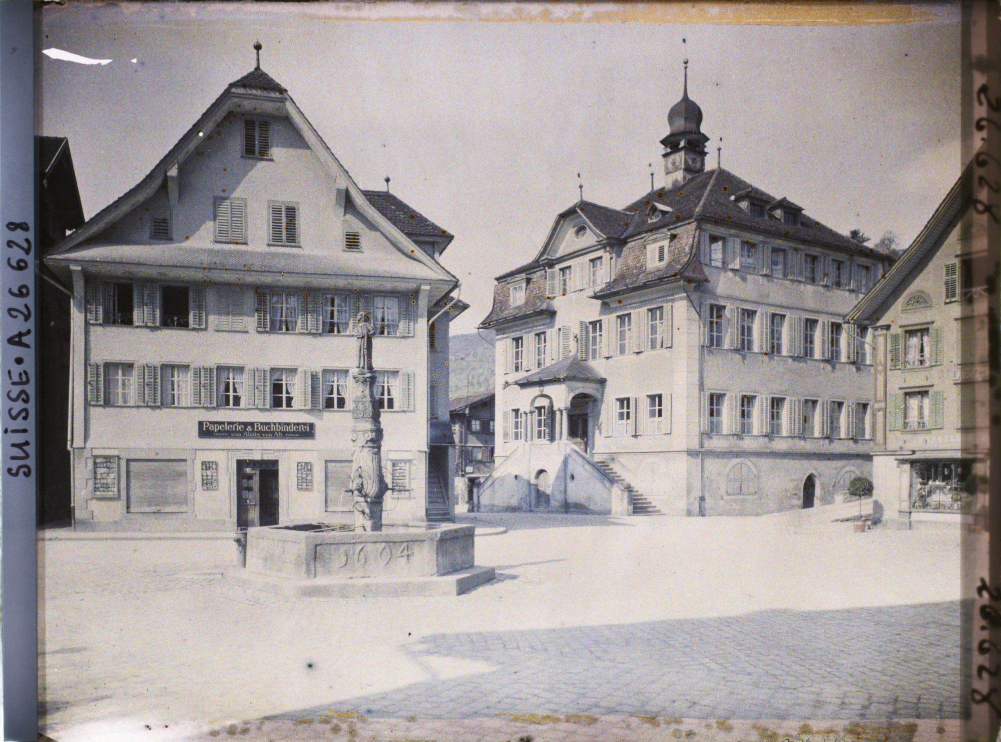 Image représentant La Dorfplatz de Sarnen avec sa fontaine de 1604 et le Rathaus