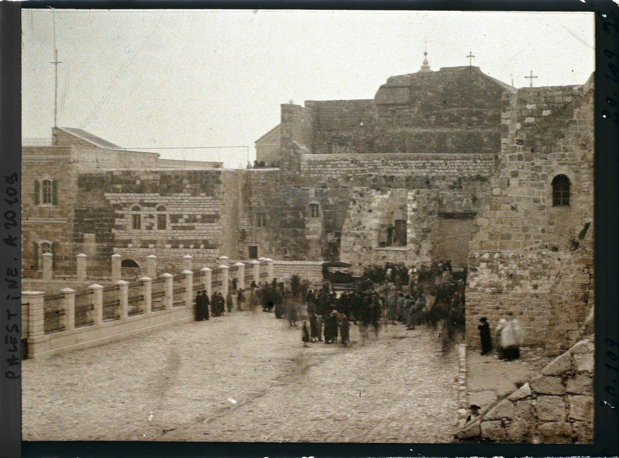 Image représentant Foule devant la basilique de la Nativité au moment de l'arrivée du Cardinal Dubois