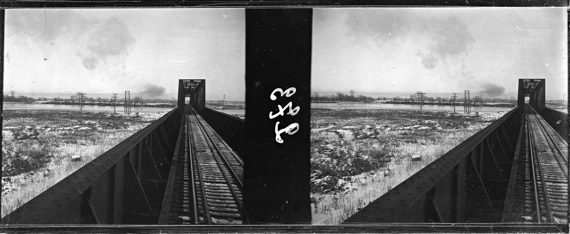 Image représentant Un pont sur la ligne de chemin de fer, vue prise depuis la plate-forme d'observation située à l'arrière du train