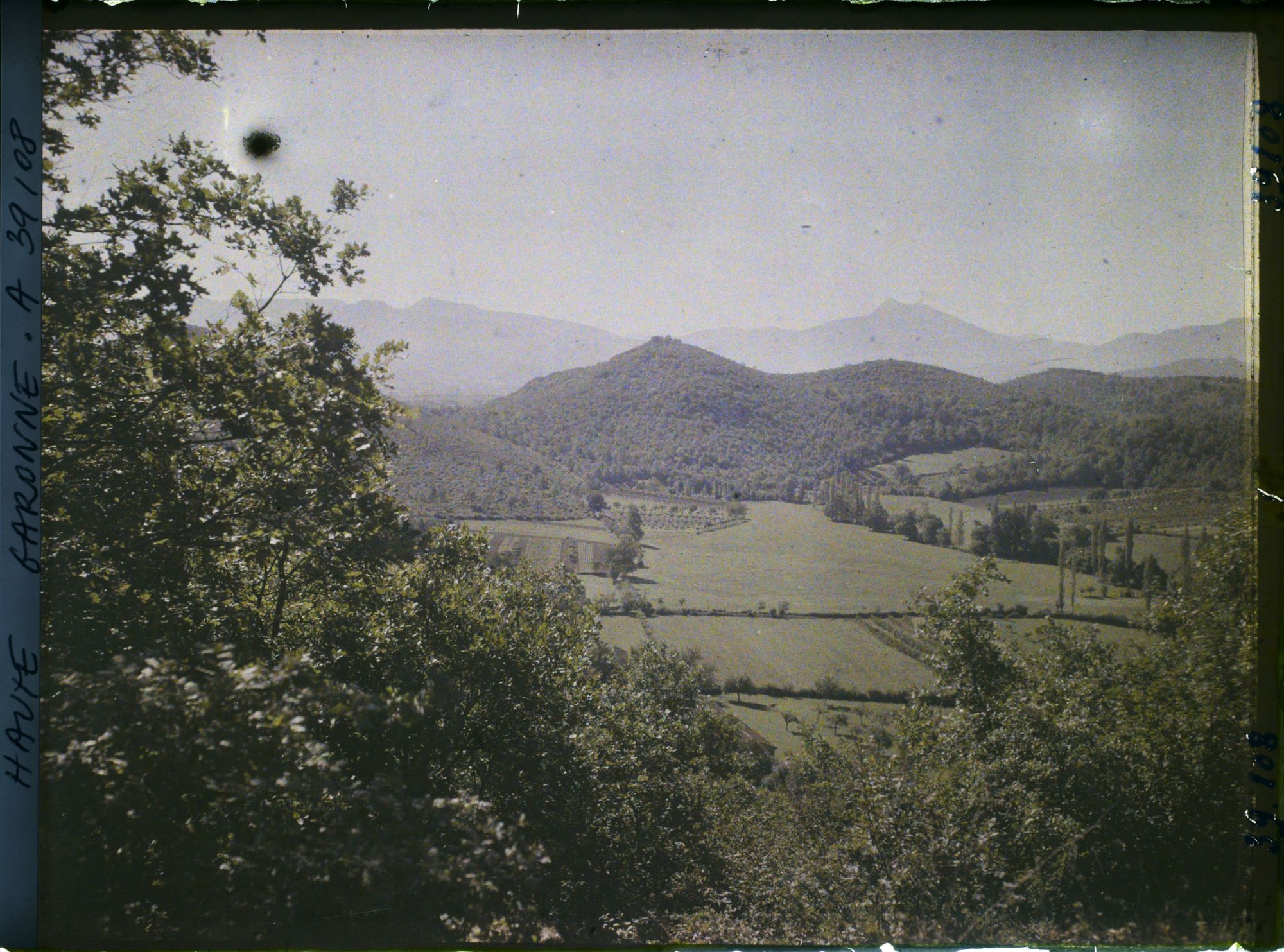 Image représentant France, Montespan Hte Garonne, La Montagne de la Grotte, vue prise du Chau de Montespan