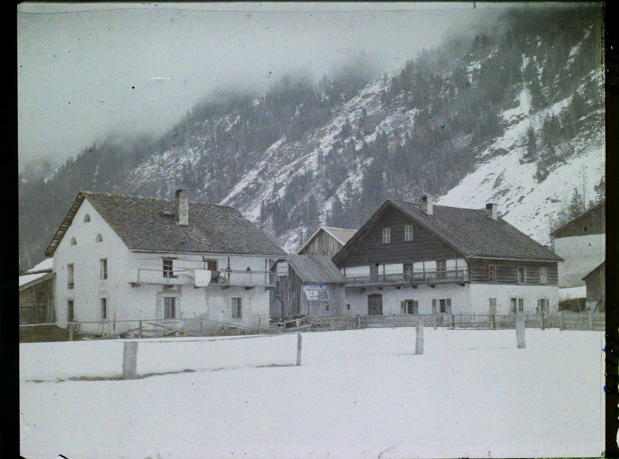 Image représentant France Les Alpes, Barats, Chamonix - Village des Barats, types de Vieilles Maisons et nuage de montagne