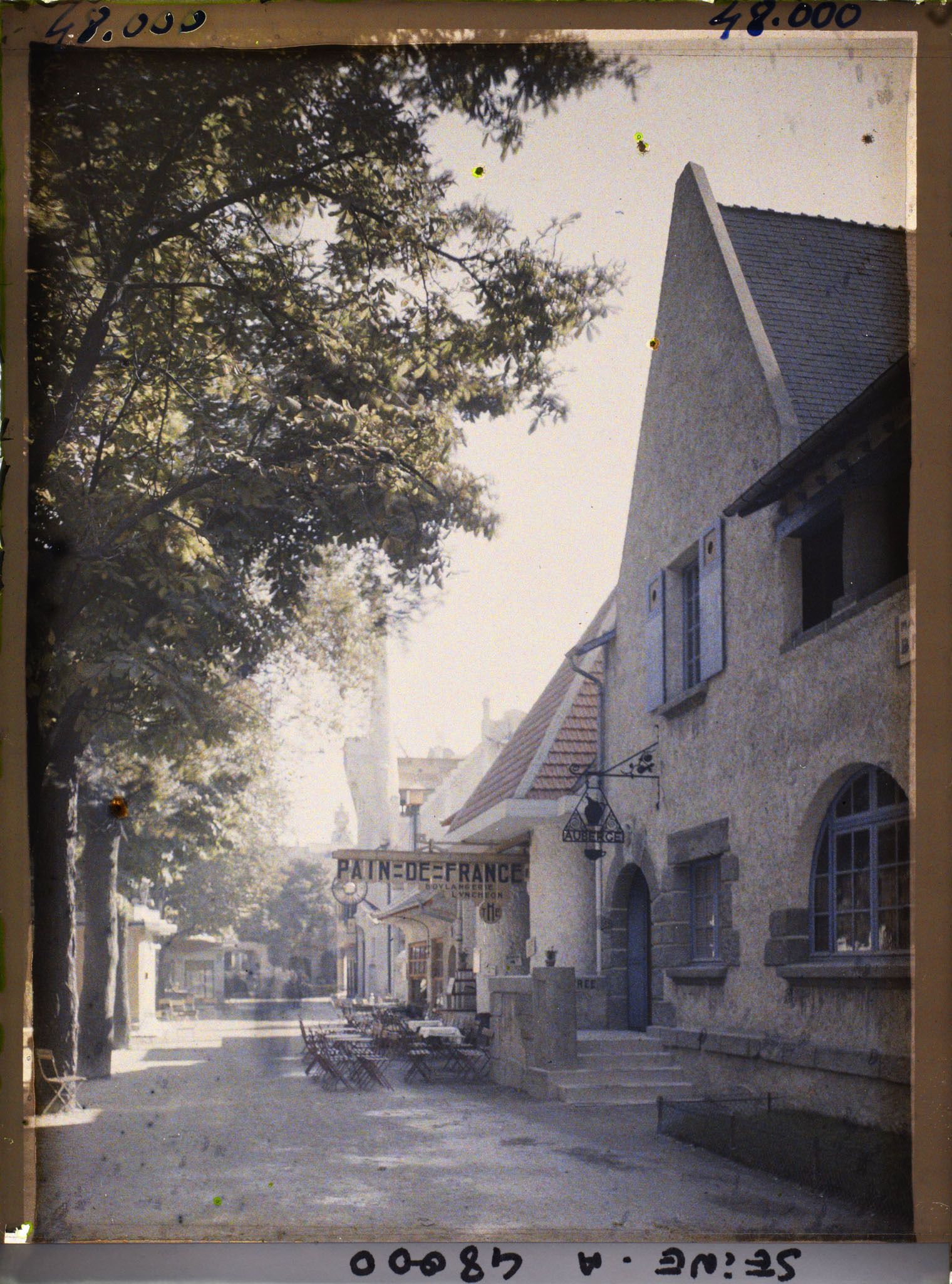 Image représentant L'Exposition des arts décoratifs, Le Village français, Boulangerie Au Pain de France architecte Alfred Levard, Kern boulanger