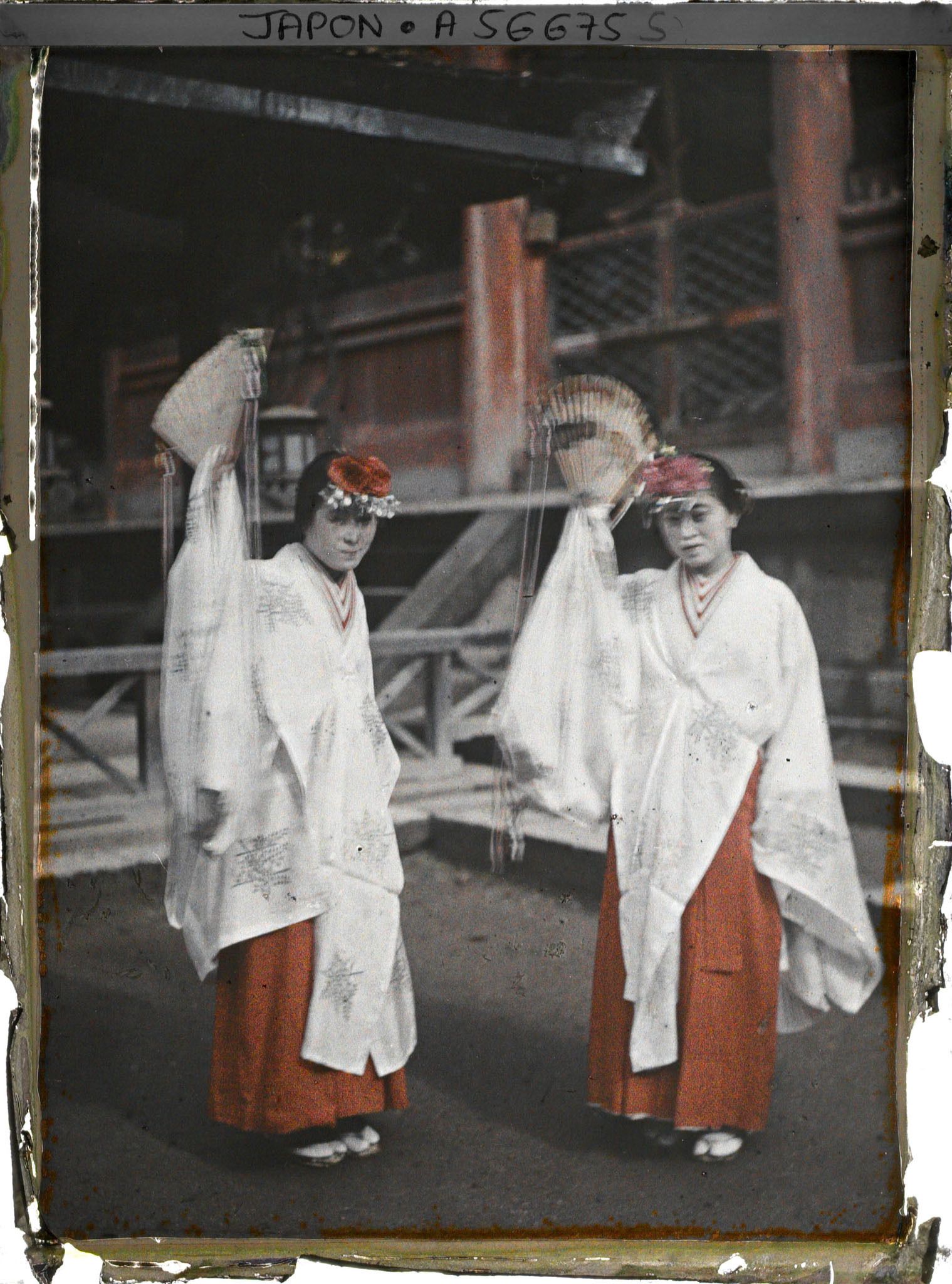 Image représentant Sanctuaire Kasuga-Wakamiya (Fukunokami), deux Kannagi ou Miko, danseuses sacrées