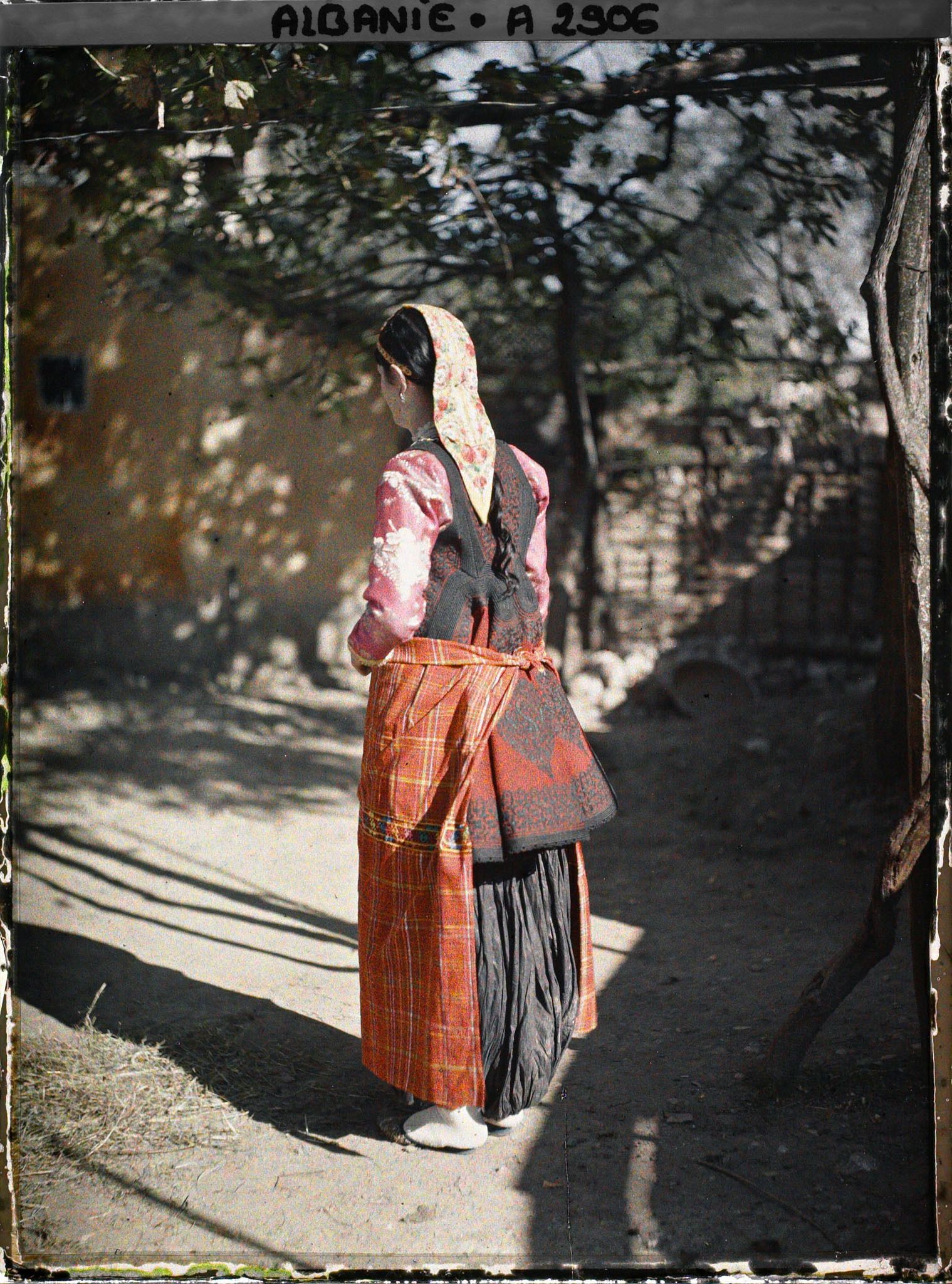 Image représentant Une albanaise catholique de la ville