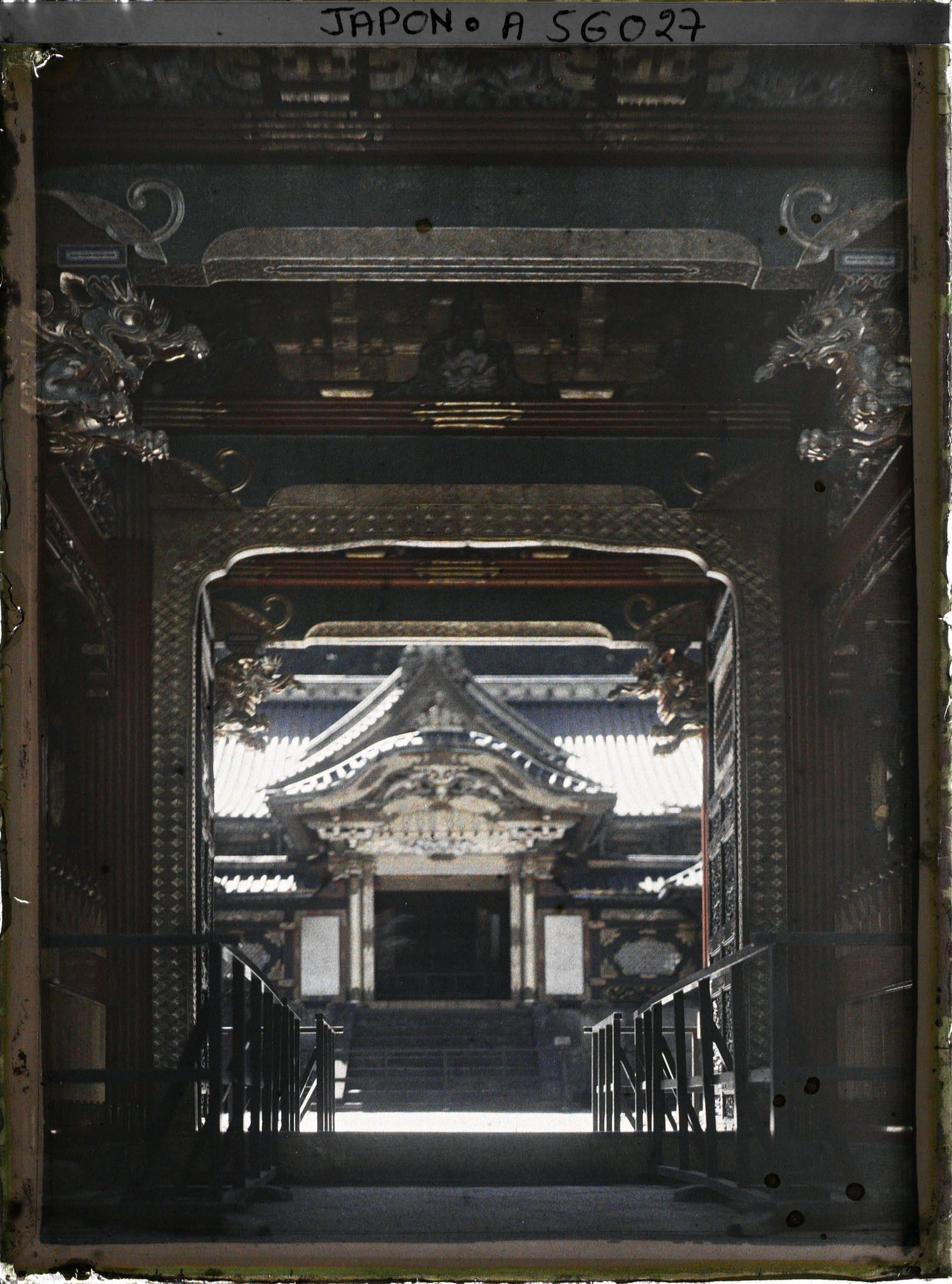 Image représentant Sanctuaire Daiyuin : la Karamon (Porte Chinoise) vue de la Yashamon (porte des Démons bouddhiques)
