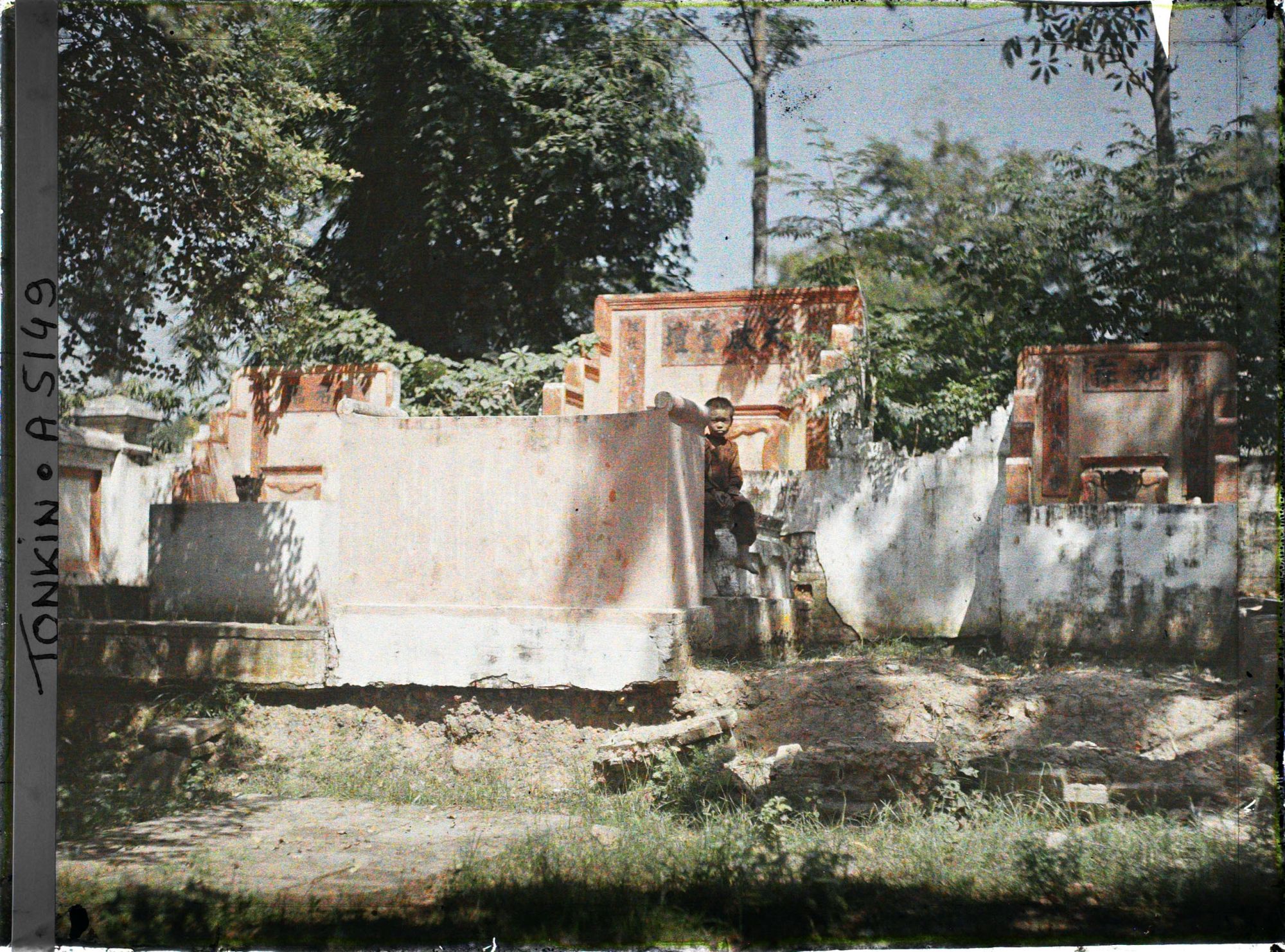 Image représentant Un enfant dans un autel champêtre