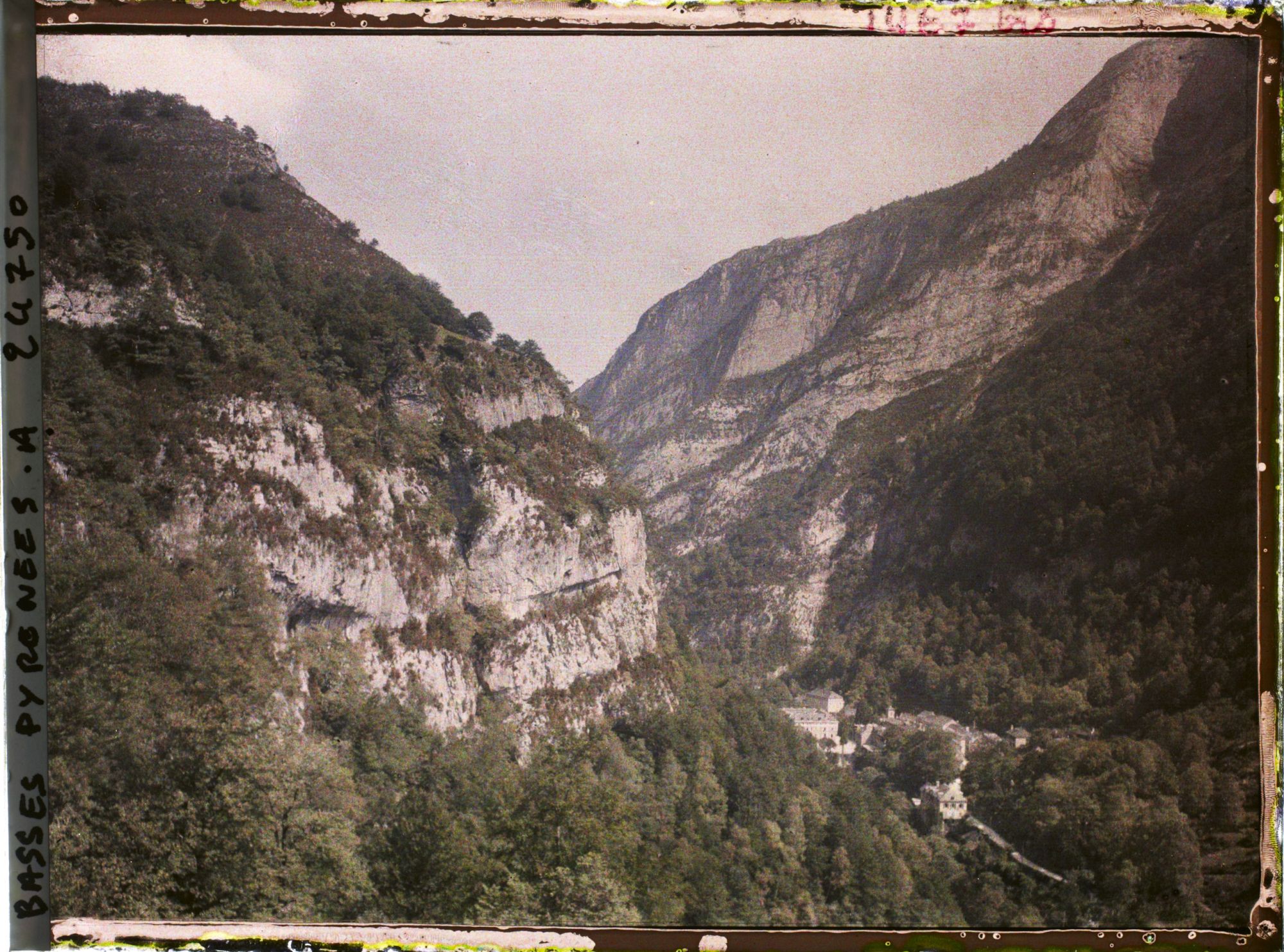 Image représentant France, Eaux Chaudes, Vue générale sur les Eaux Chaudes prise du Chemin qui monte au hameau de Goust