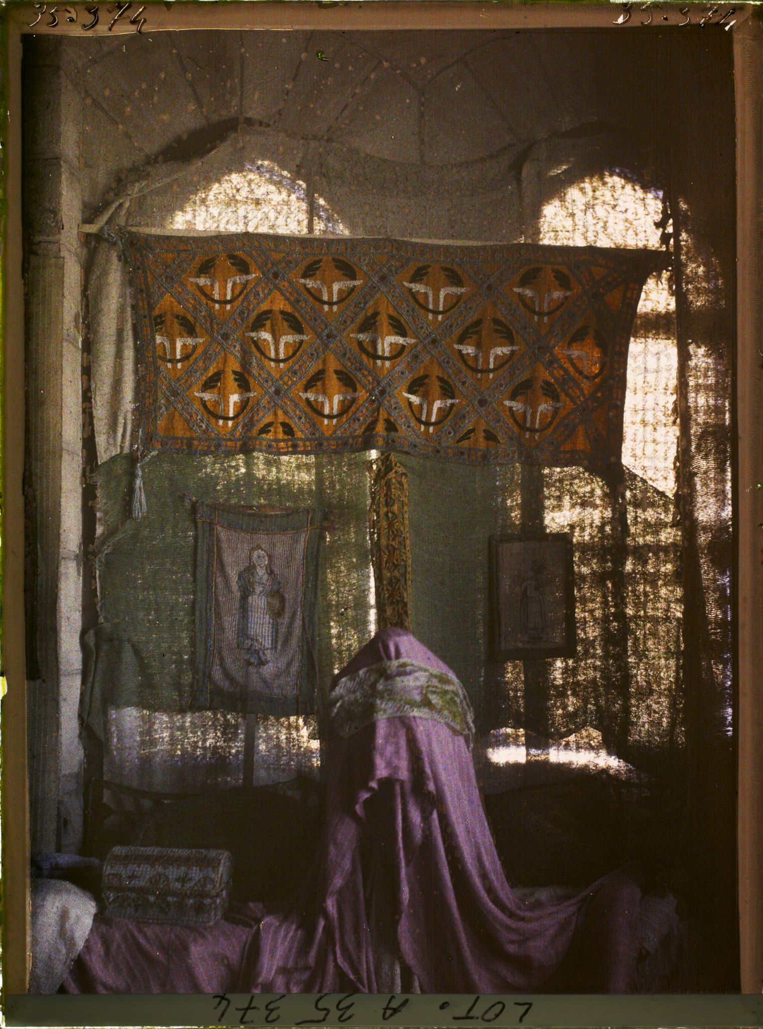 Image représentant France, Figeac, Musée rétrospectif Etoffe décorative tissée en soie brute