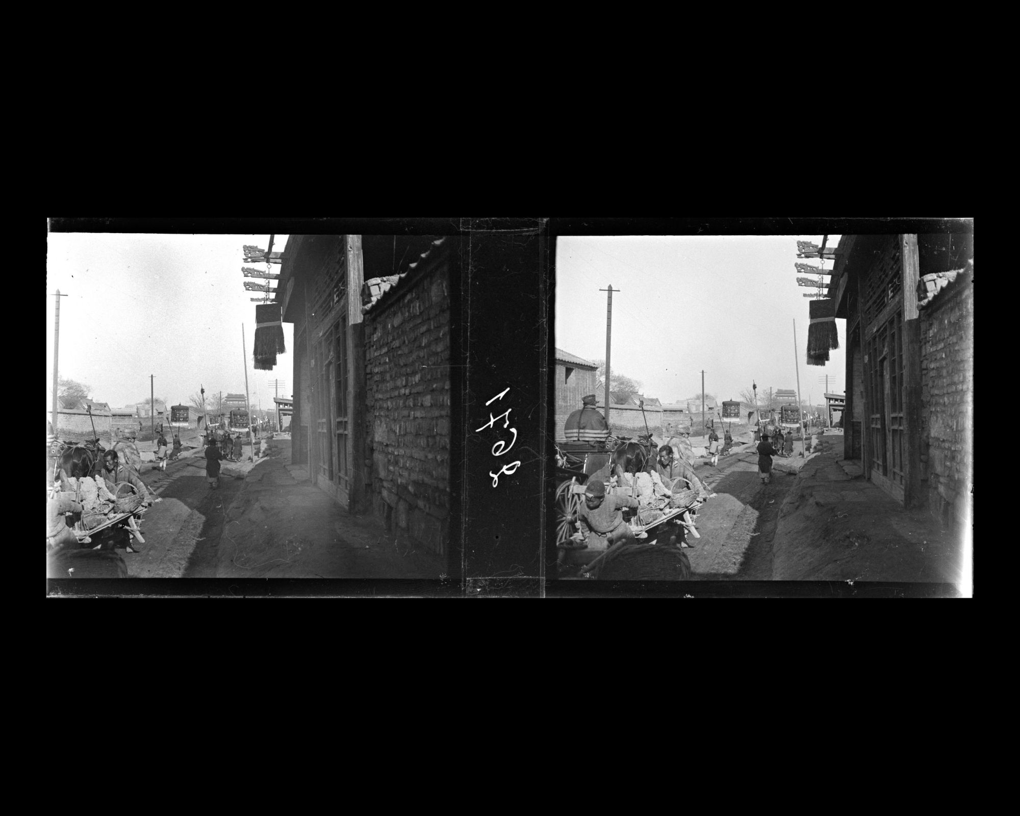 Image représentant Deshengmen dajie ("avenue de la Porte des Vertus Triomphantes"), dans la ville tartare ouest