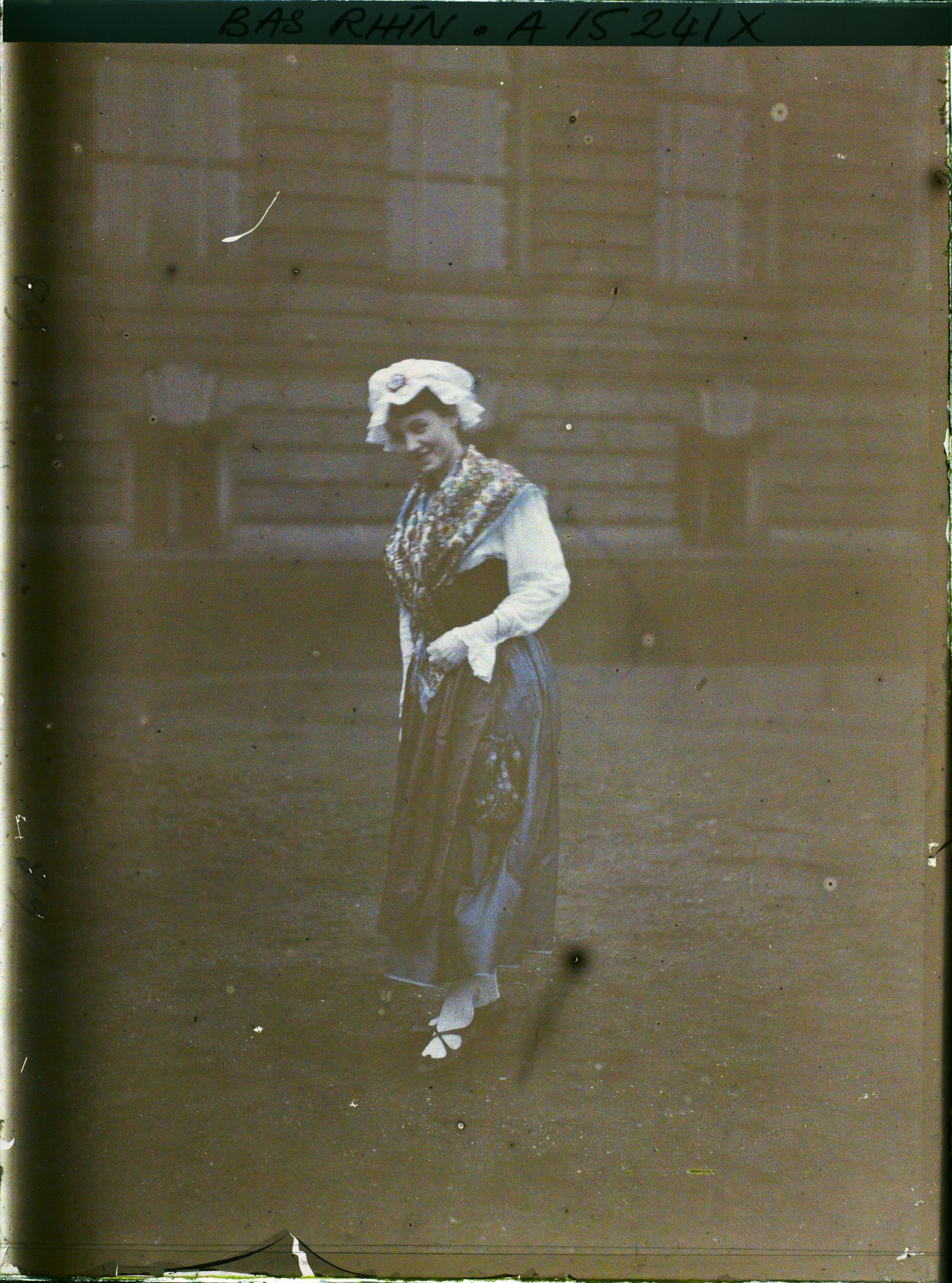 Image représentant France Alsace, Strasbourg, Une Lorraine de Walemistal, région de Sarrebourg, fichu, vieux costume (tout à fait authentique)